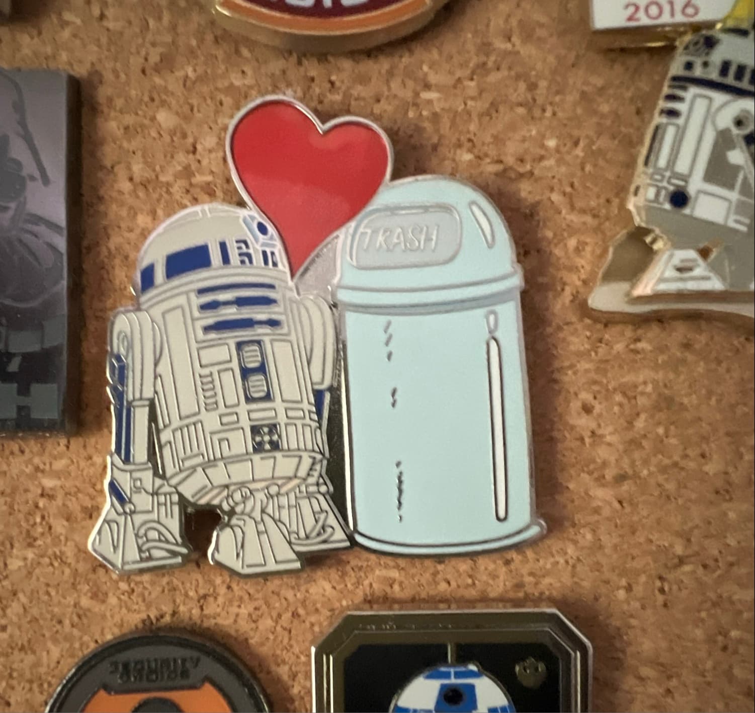 R2-D2 Heart Trash Can (Non-Pink Background) front