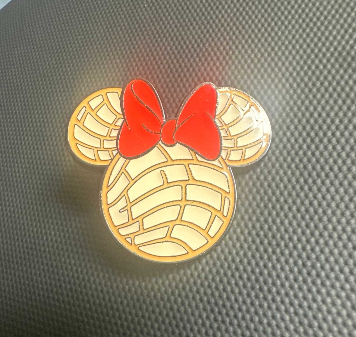 Minnie Mouse Concha - Loungefly Disney Mickey & Minnie Conchas Scented Enamel Pin Set