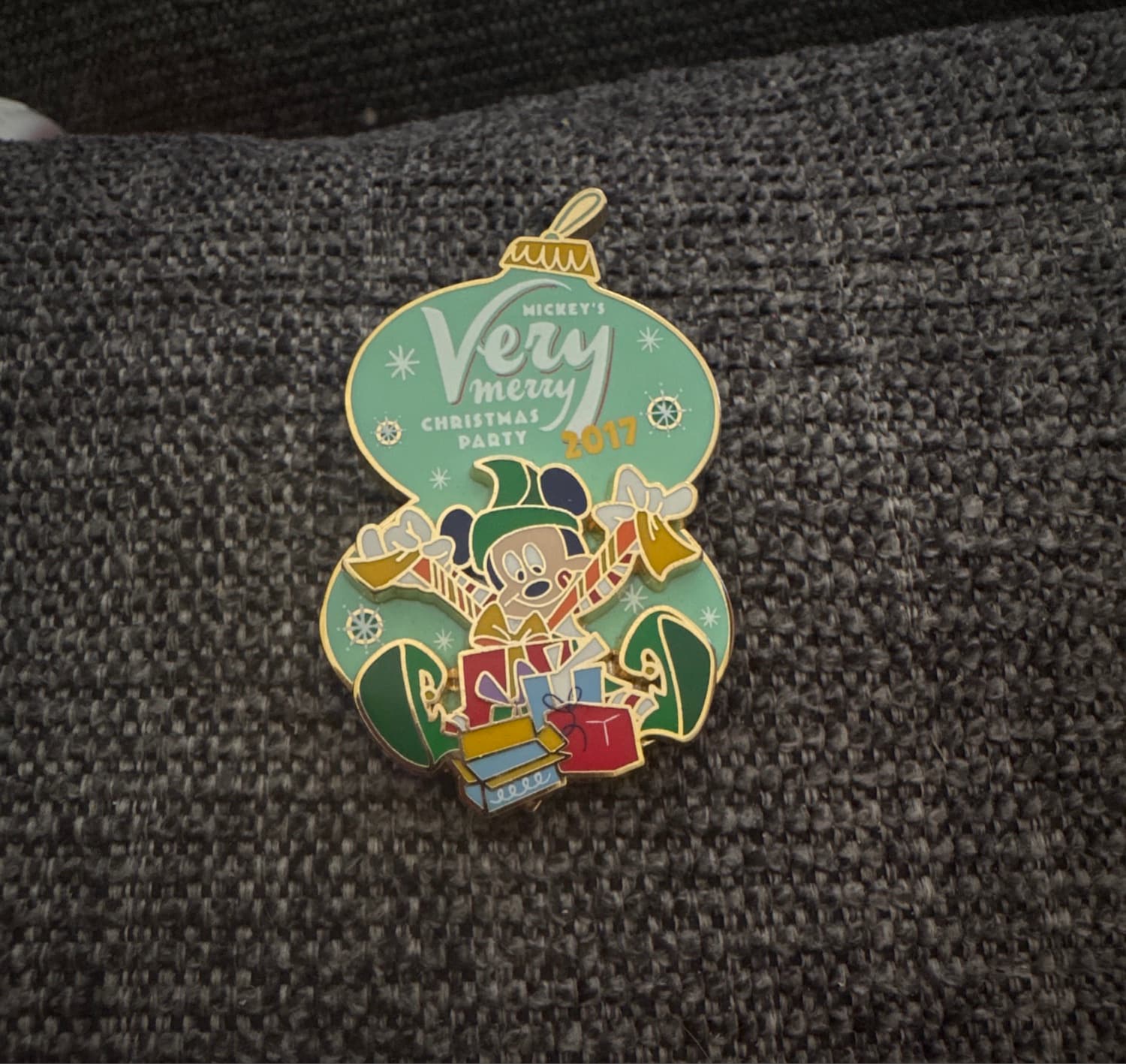 WDW - MVMCP 2017 Very Merry Christmas Logo Pin Mickey Mouse front