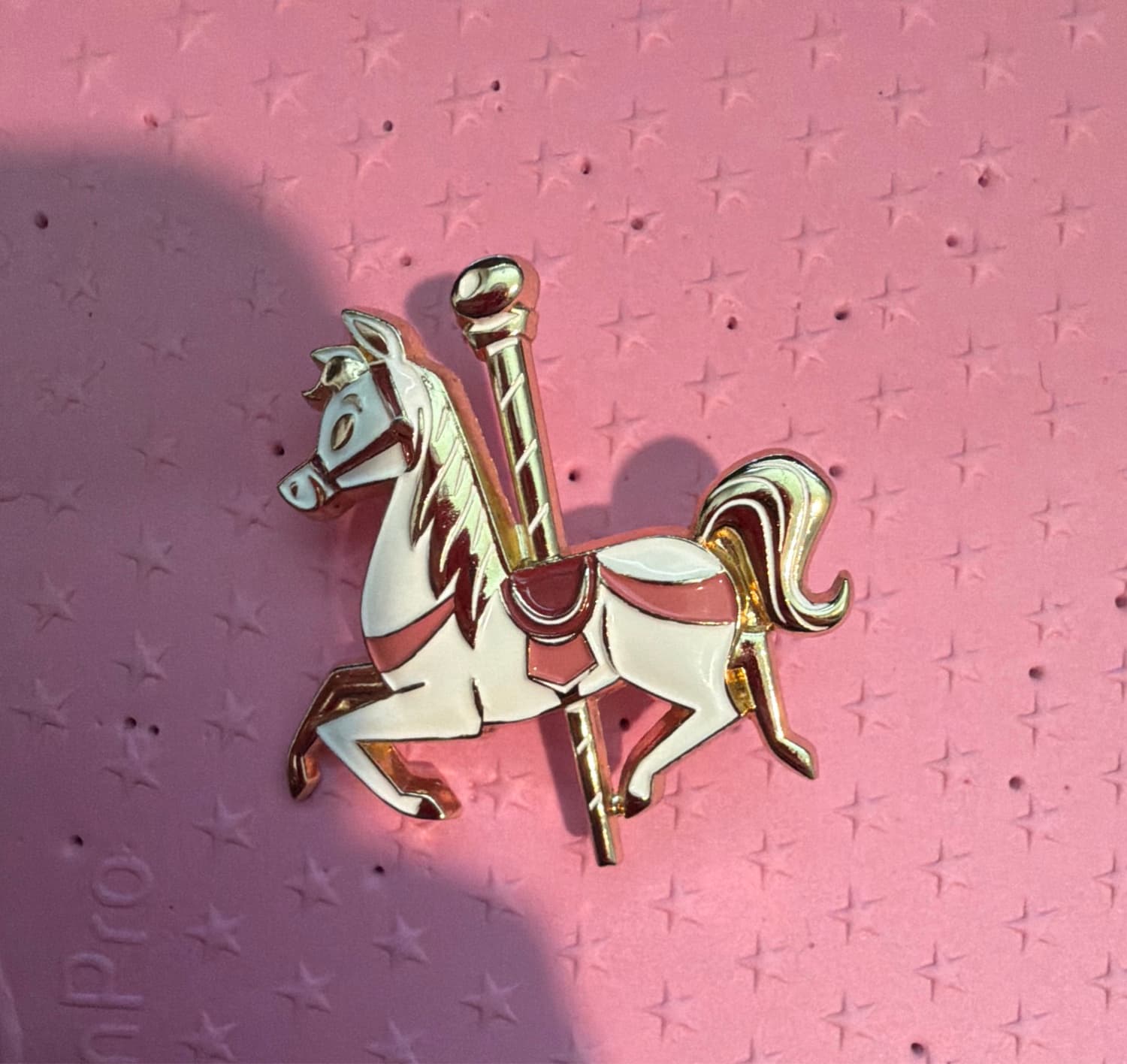 Minnie Mouse Main Attraction: King Arthur Carrousel Pin Set front