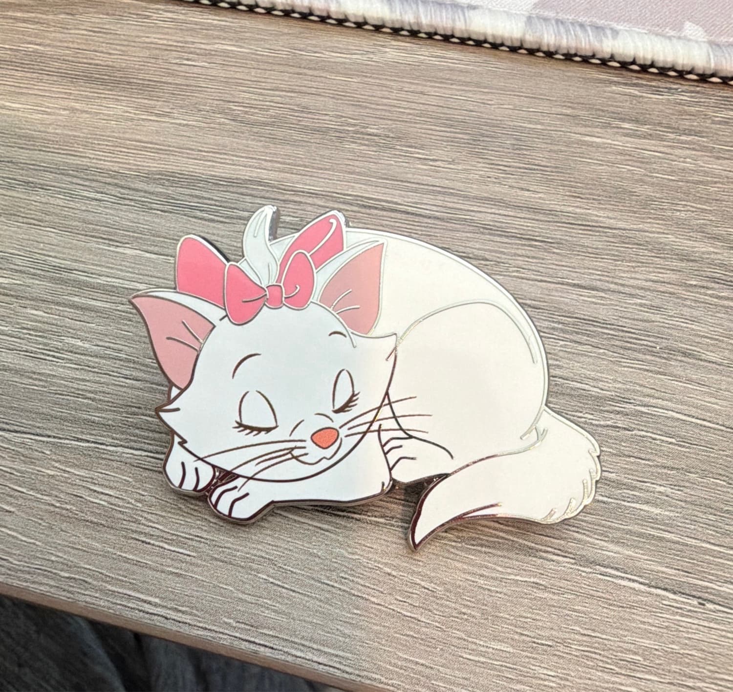 Marie Sleeping White Pink Bow Pin