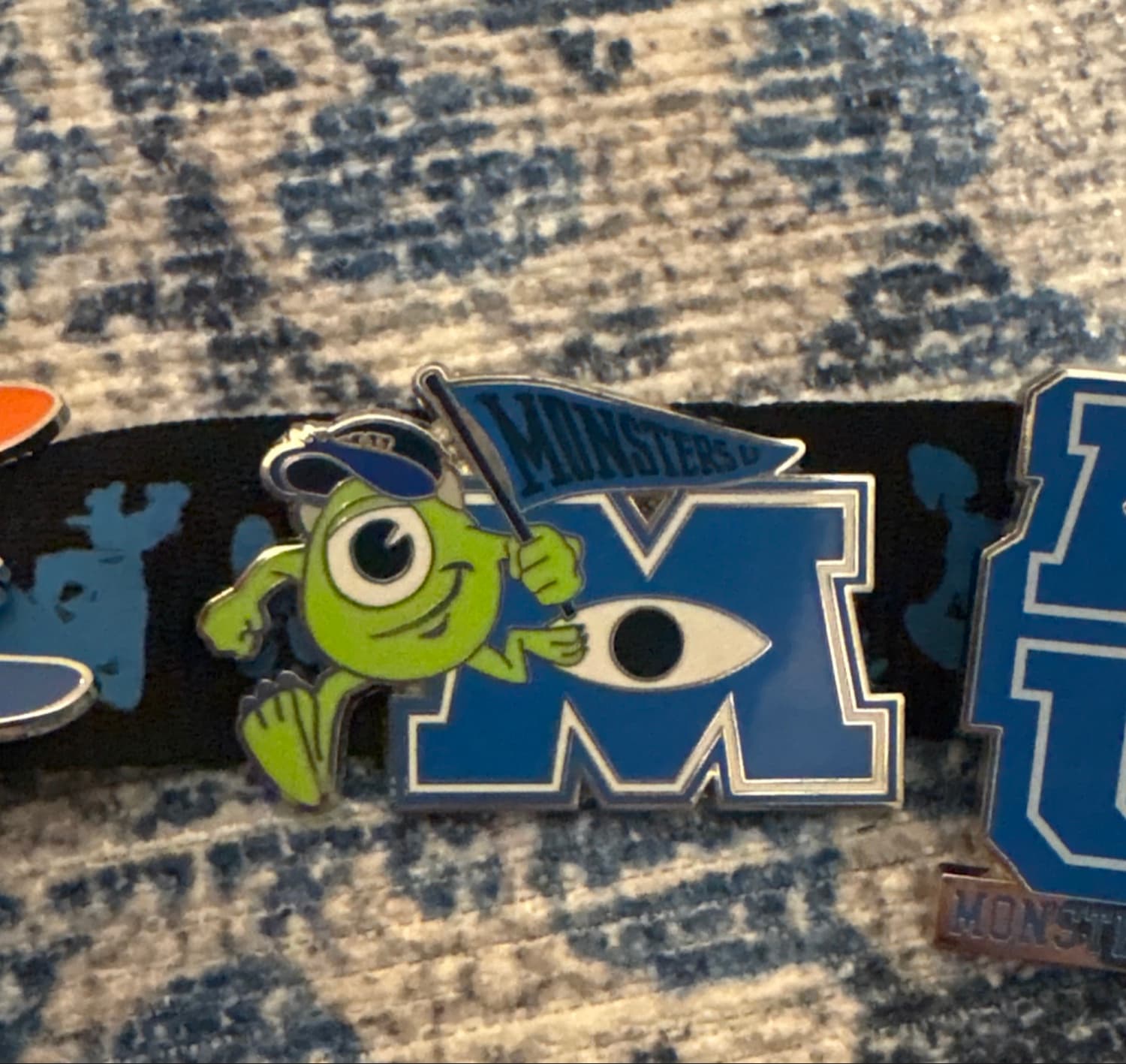 Mike Wazowski - Insignia Pin Set front