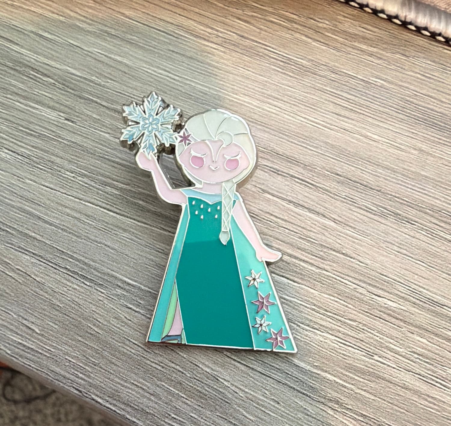 Elsa Frozen Journey Mystery Collection Pin front