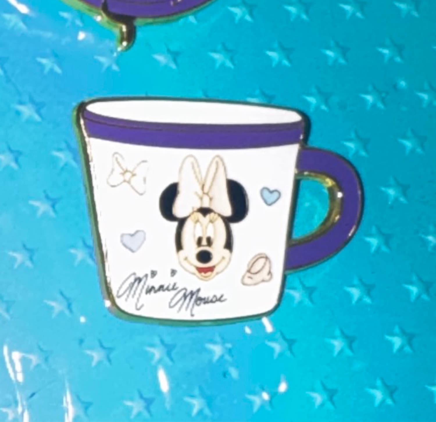 Minnie Mouse Cup Pin front