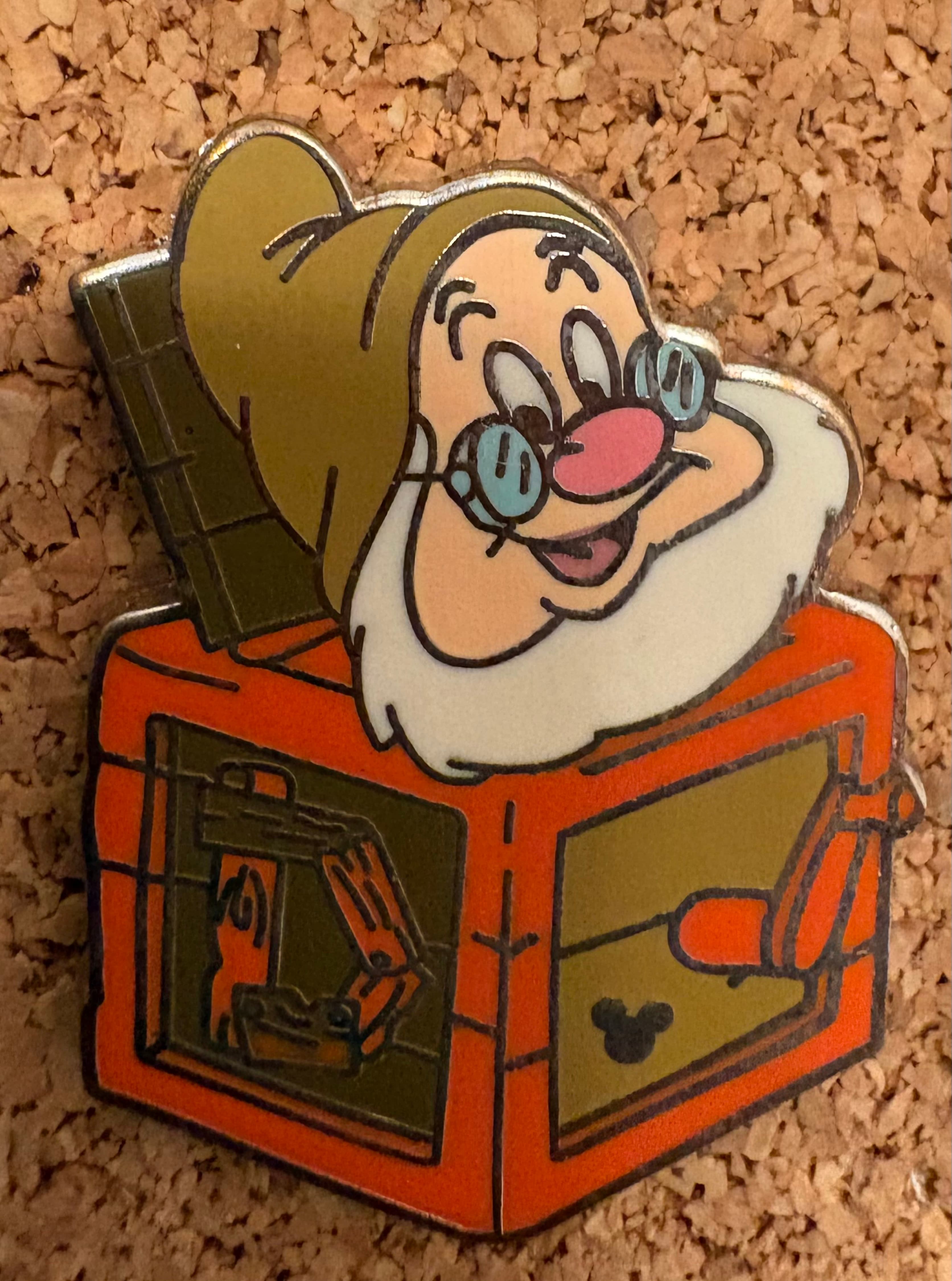 Doc Snow White 7 Dwarfs - Jack in the Box - Hidden Mickey Pin