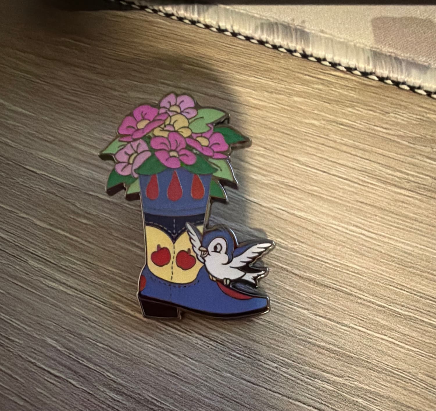 Disney Loungefly Princess Boot Bouquet Pin Snow White A7