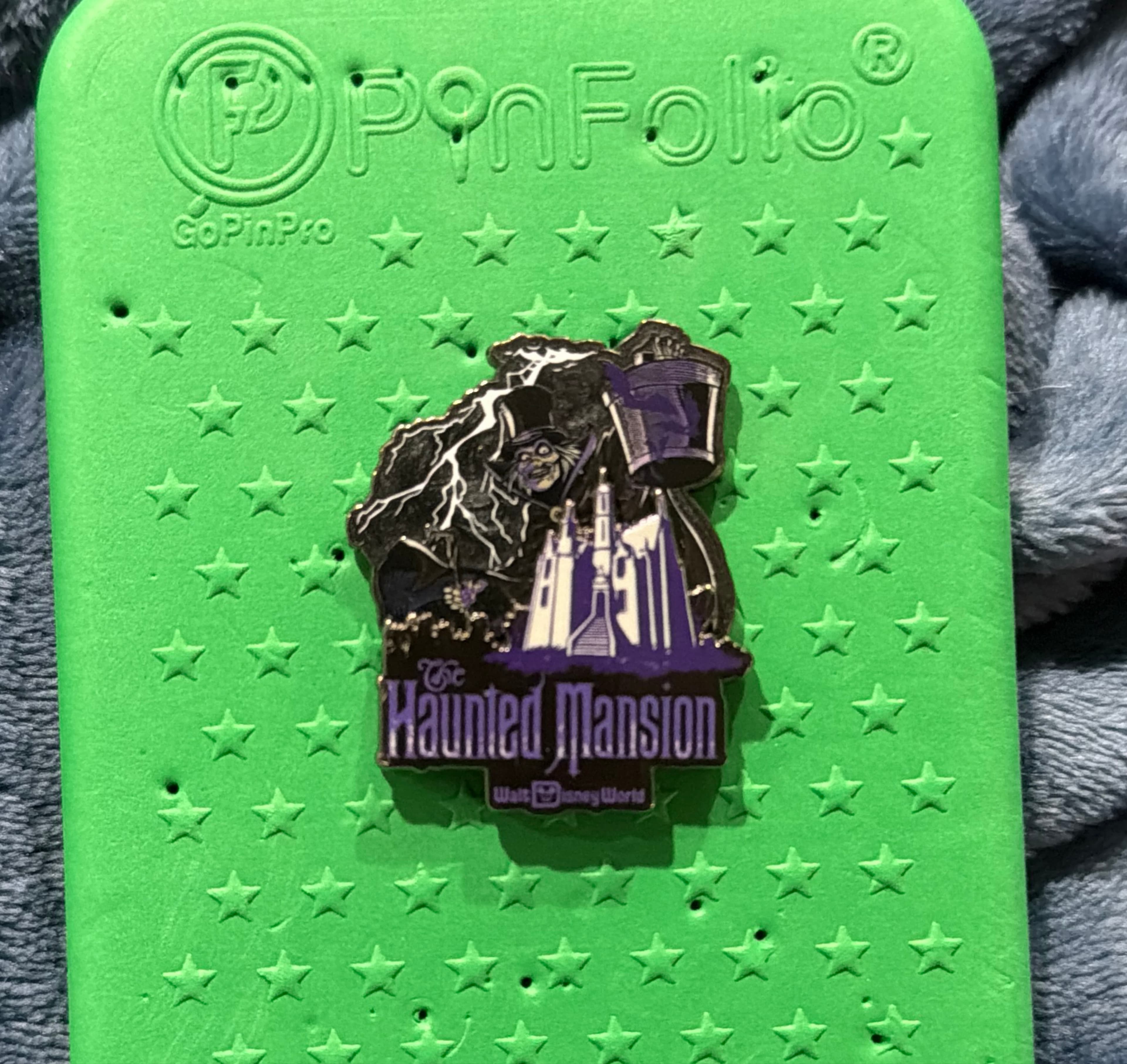 Disney WDW Haunted Mansion Hatbox Ghost Annual Passholder LE Pin front