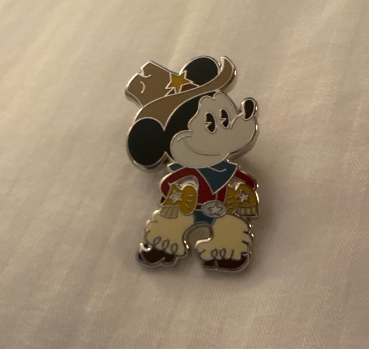 DLR Mickey Sheriff Cowboy Pin front
