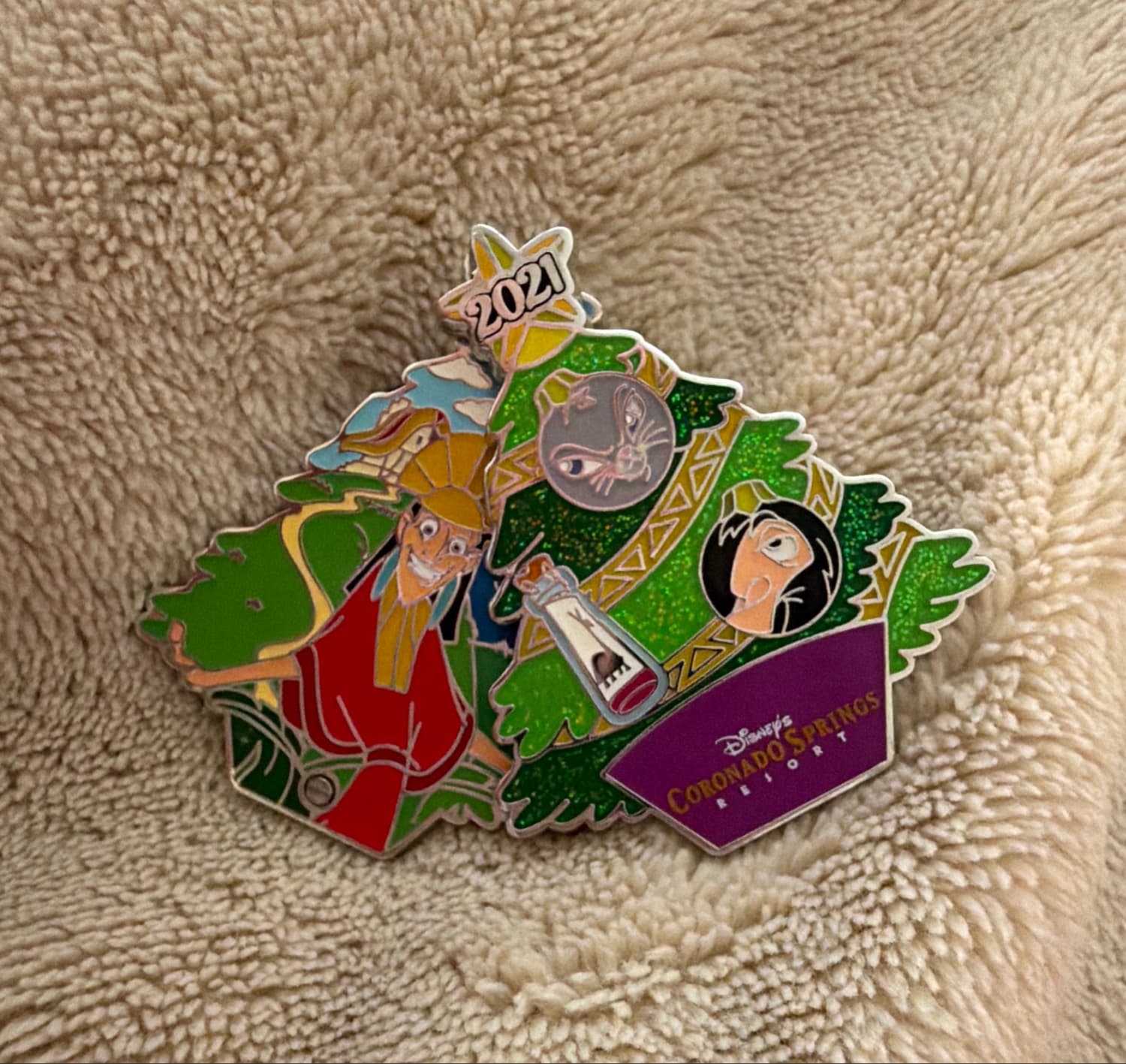 Disney Parks 2021 Christmas Happy Holidays Pin - Coronado Springs Resort - The Emperor's New Groove