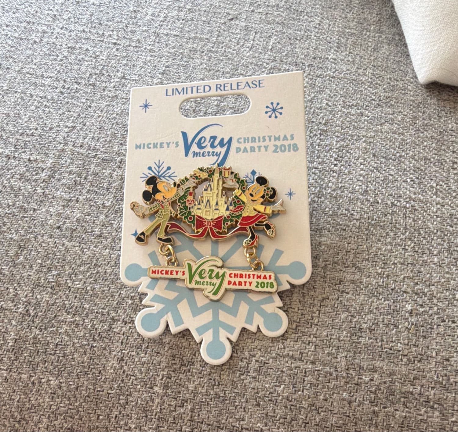 Mickey & Minnie Mouse Very Merry Christmas Party 2018 Logo Dangle Pin front