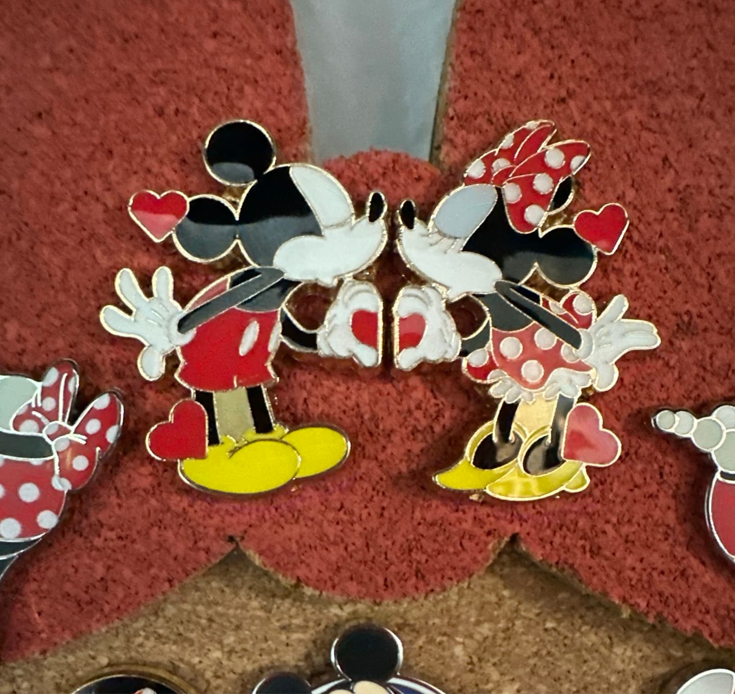 Loungefly Mickey and Minnie Kissing Set front