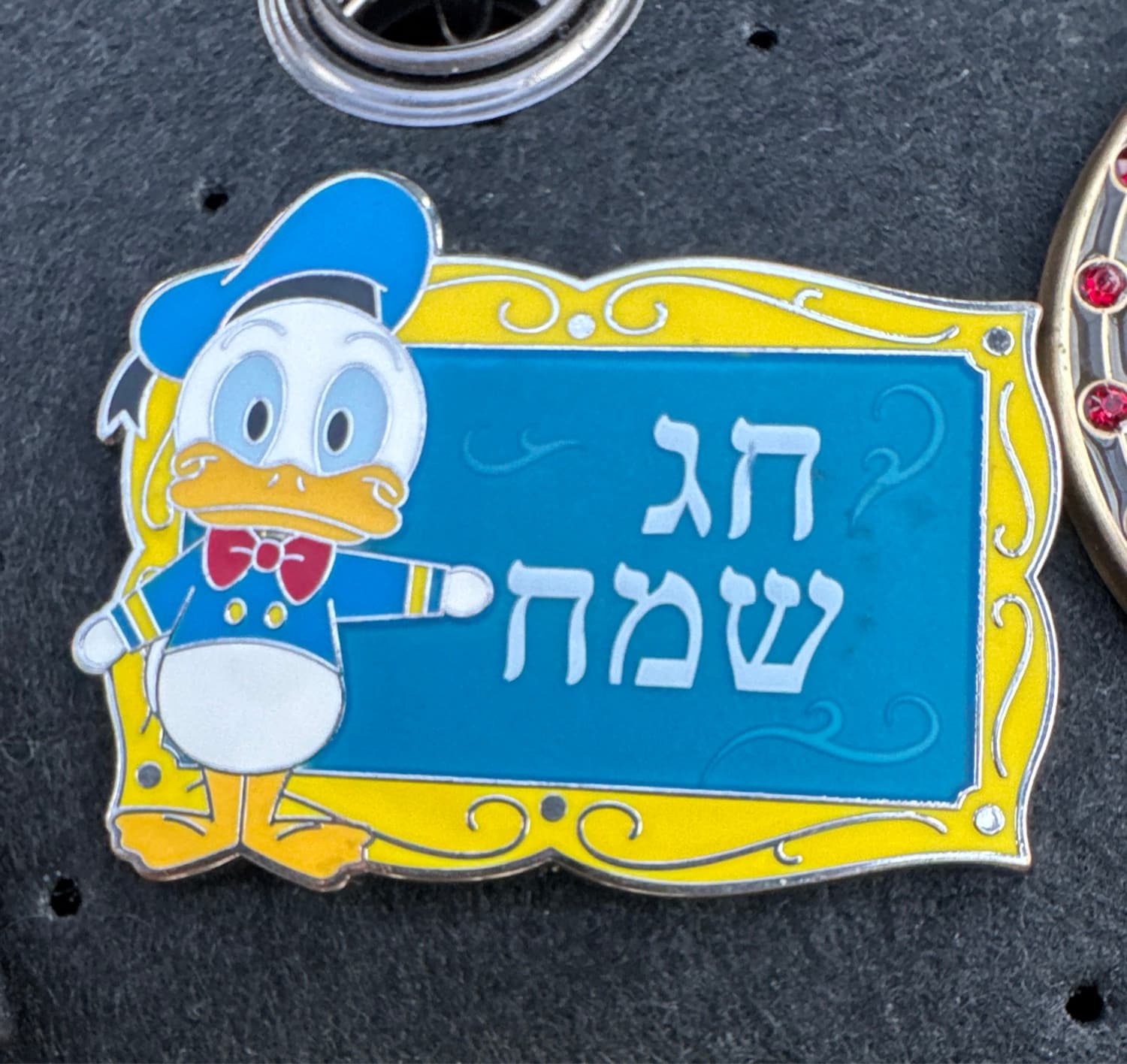 Donald Duck - Hebrew 'Chag Sameach' - it's a small world Holiday Mystery Pin Set front