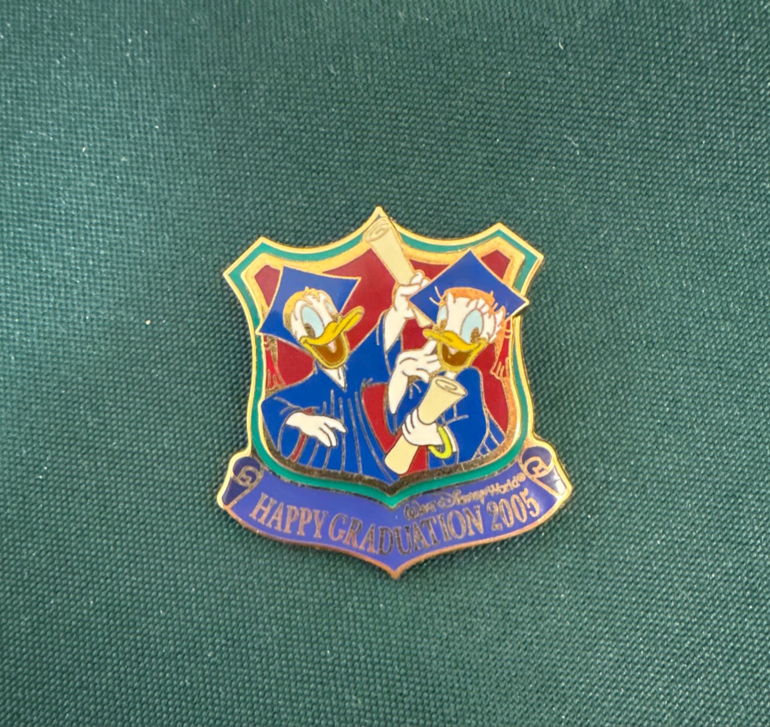 Walt Disney World Happy Graduation 2005 Donald & Daisy Pin front