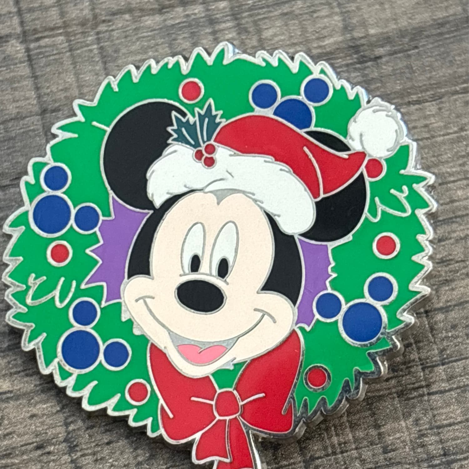 Happy Holidays 2008 Mystery Collection Mickey Mouse Wreath Disney Pin