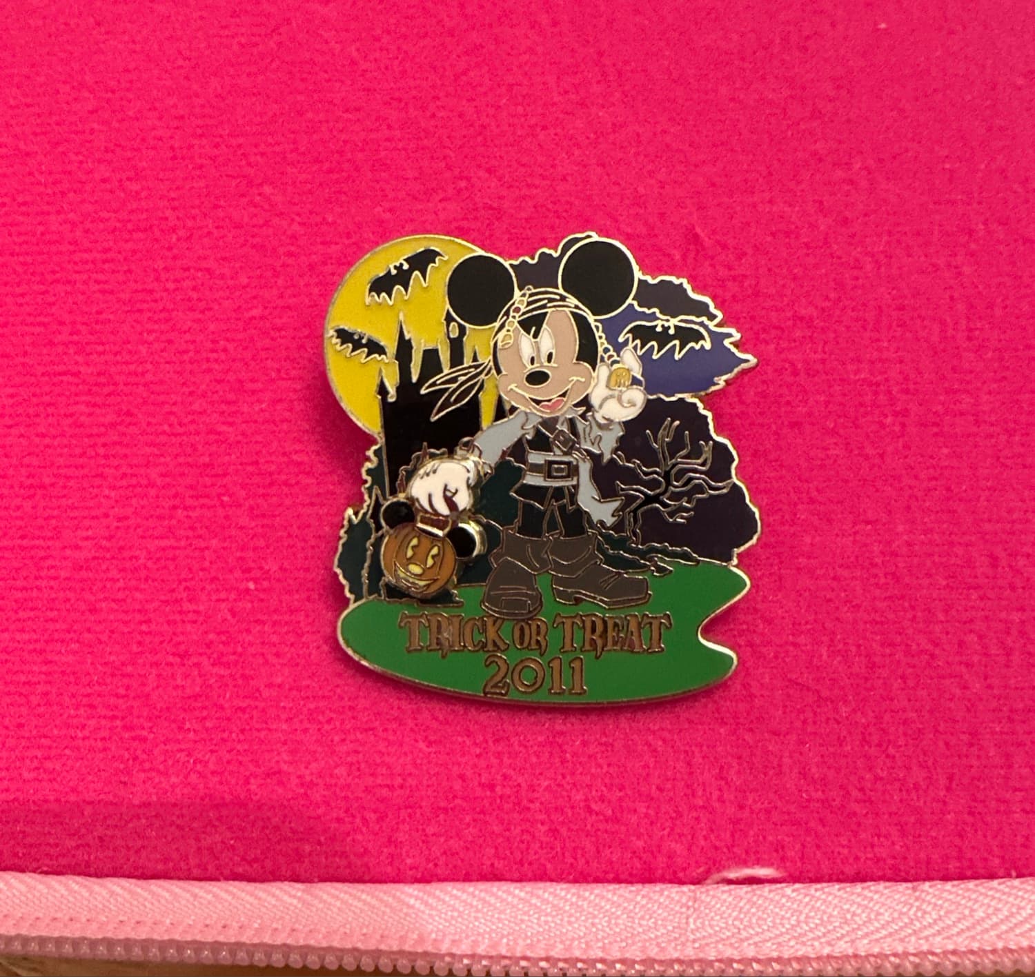 Disney Halloween Pin - Trick or Treat 2011 - Mickey Mouse as a Pirate