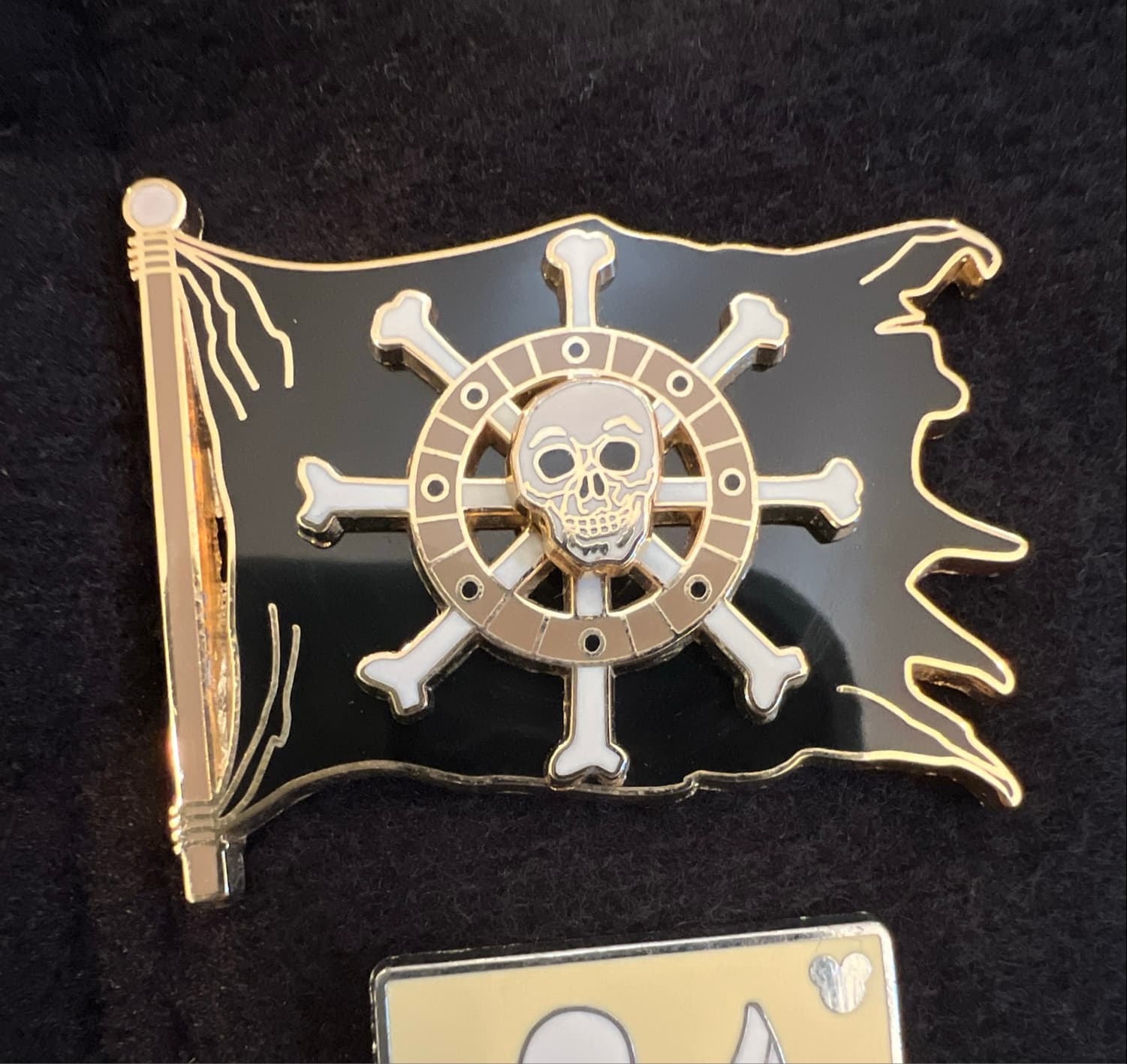 Pirate Skull Flag with Spinning Wheel front
