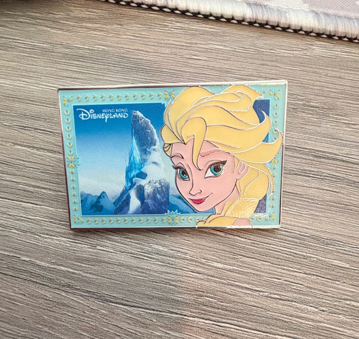 Elsa Postcard Pin - World of Frozen - Hong Kong Disneyland front