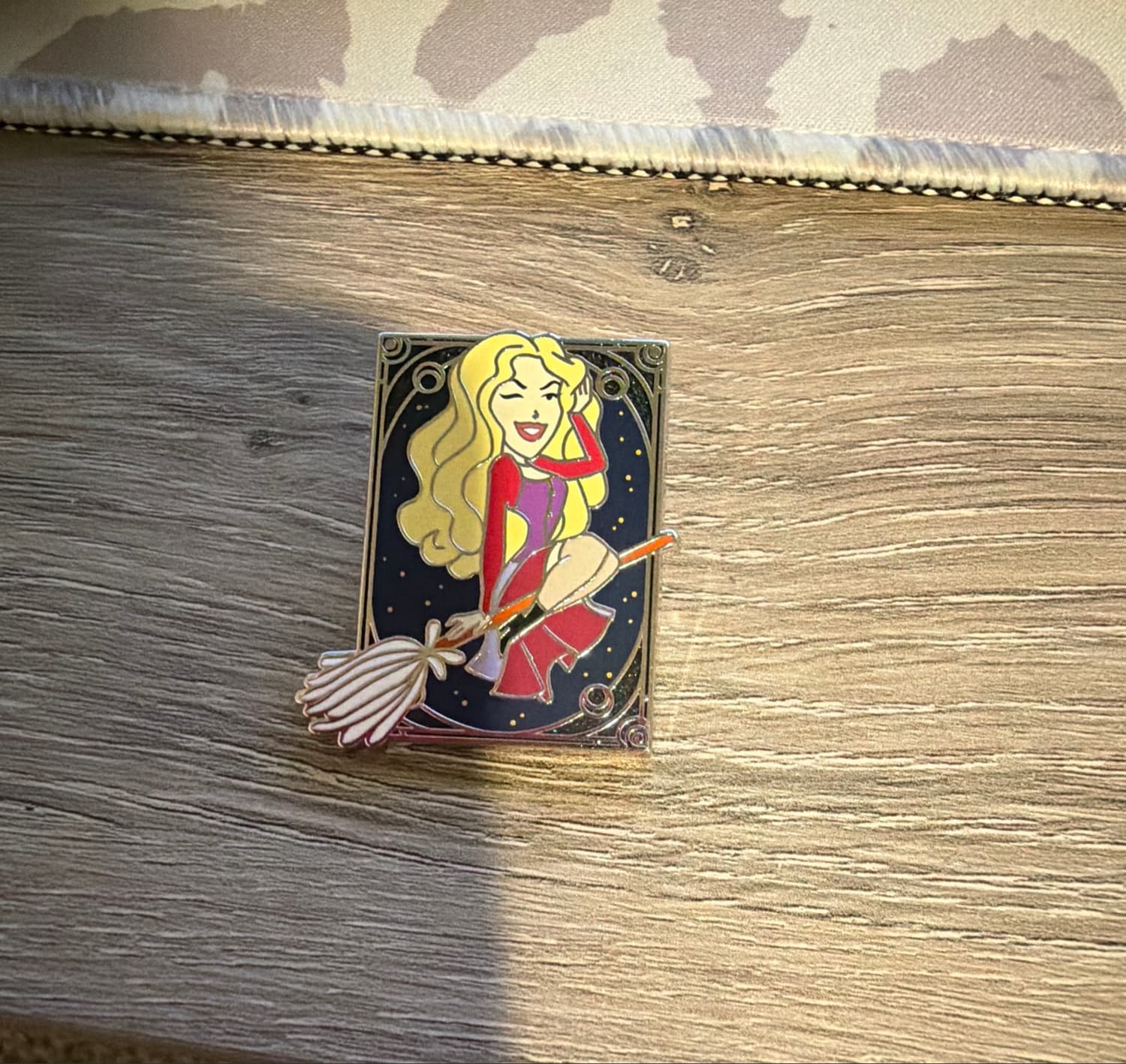 Sarah Sanderson Hocus Pocus Mystery Glow In The Dark Pin