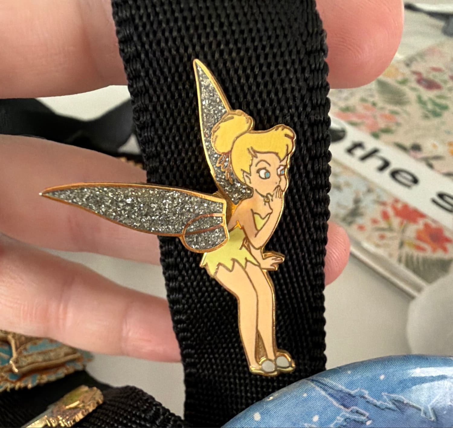 DLR Whispering Tinker Bell Hand Over Mouth Glitter Wings Pin