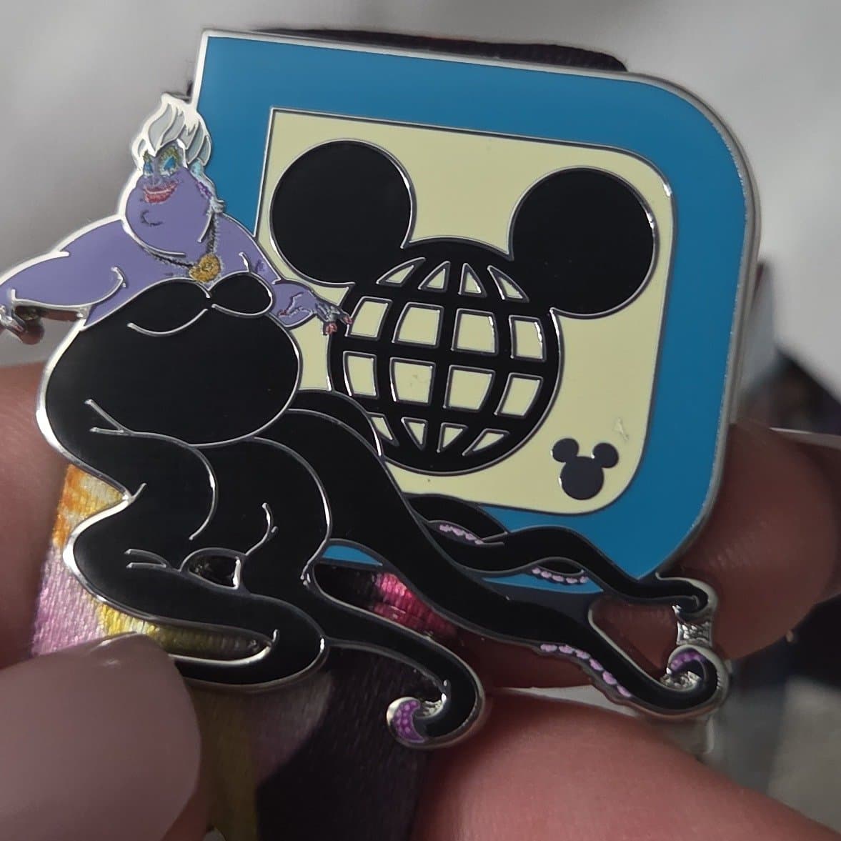 Ursula - Villains Mickey Icon Globe D Hidden Mickey Pin