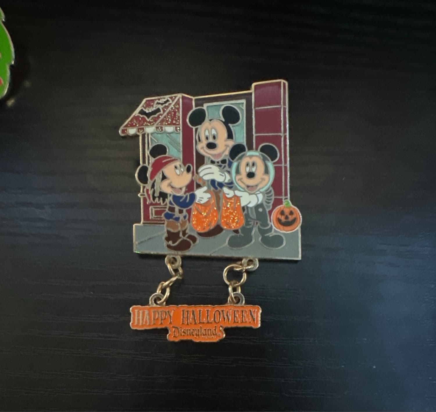 Mickey & Minnie Mouse Happy Halloween 2001 Dangle Pin