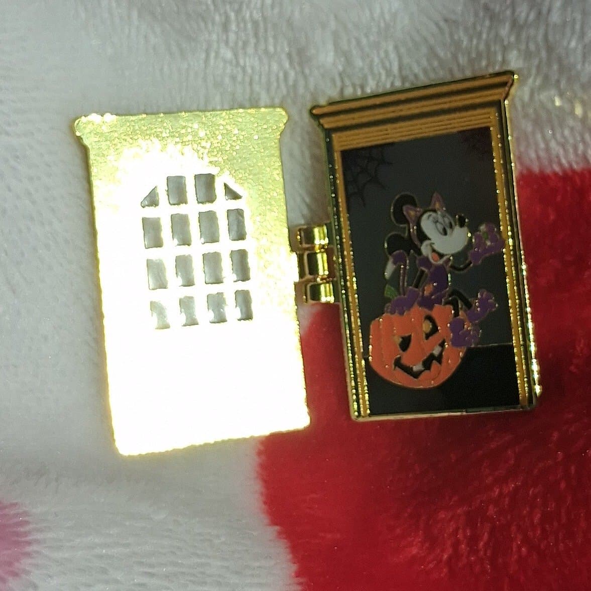Minnie Mouse Trick-or-Treat Hinged Door Pin