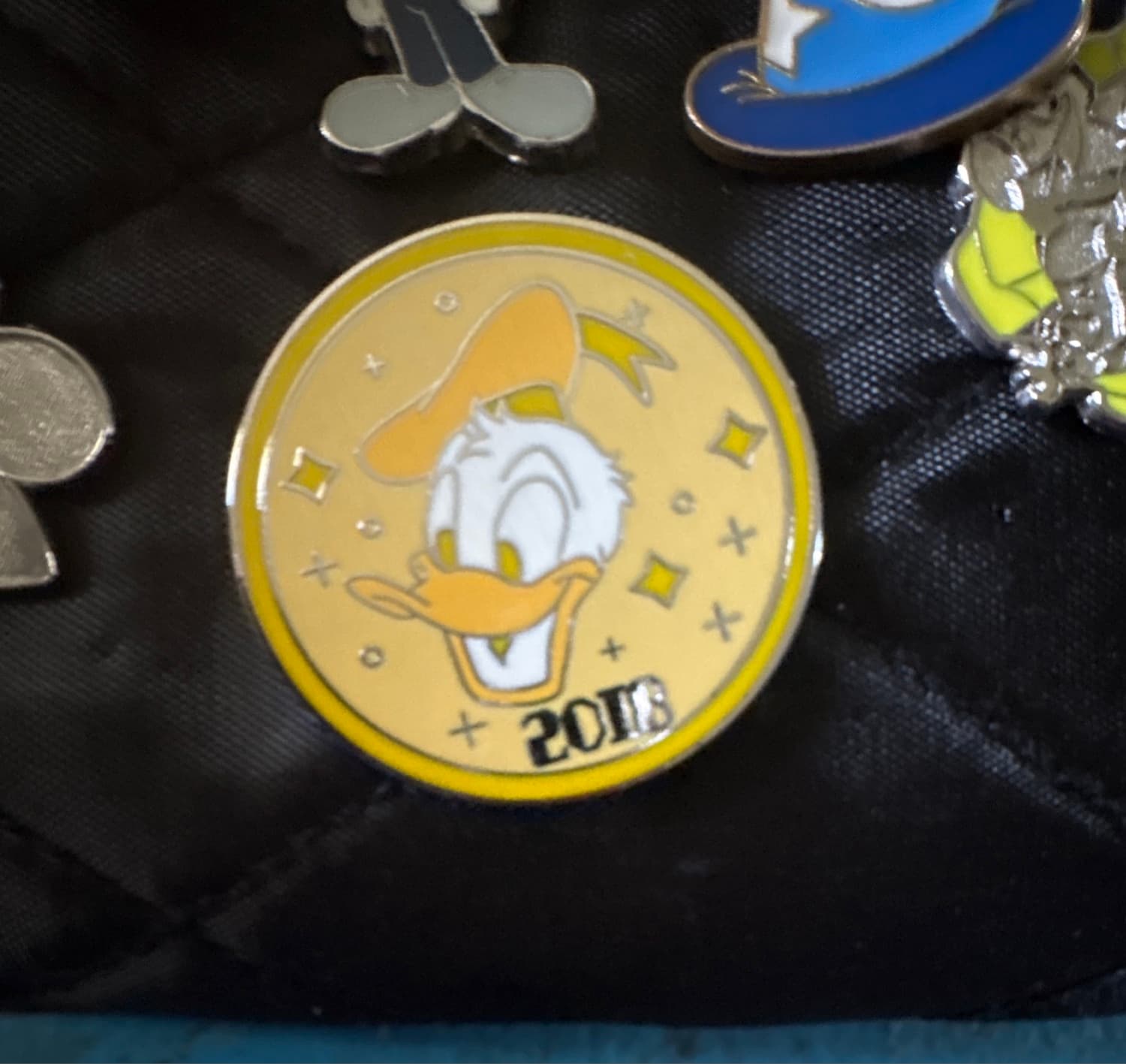 Donald Duck 2018 Gold Circle Pin front