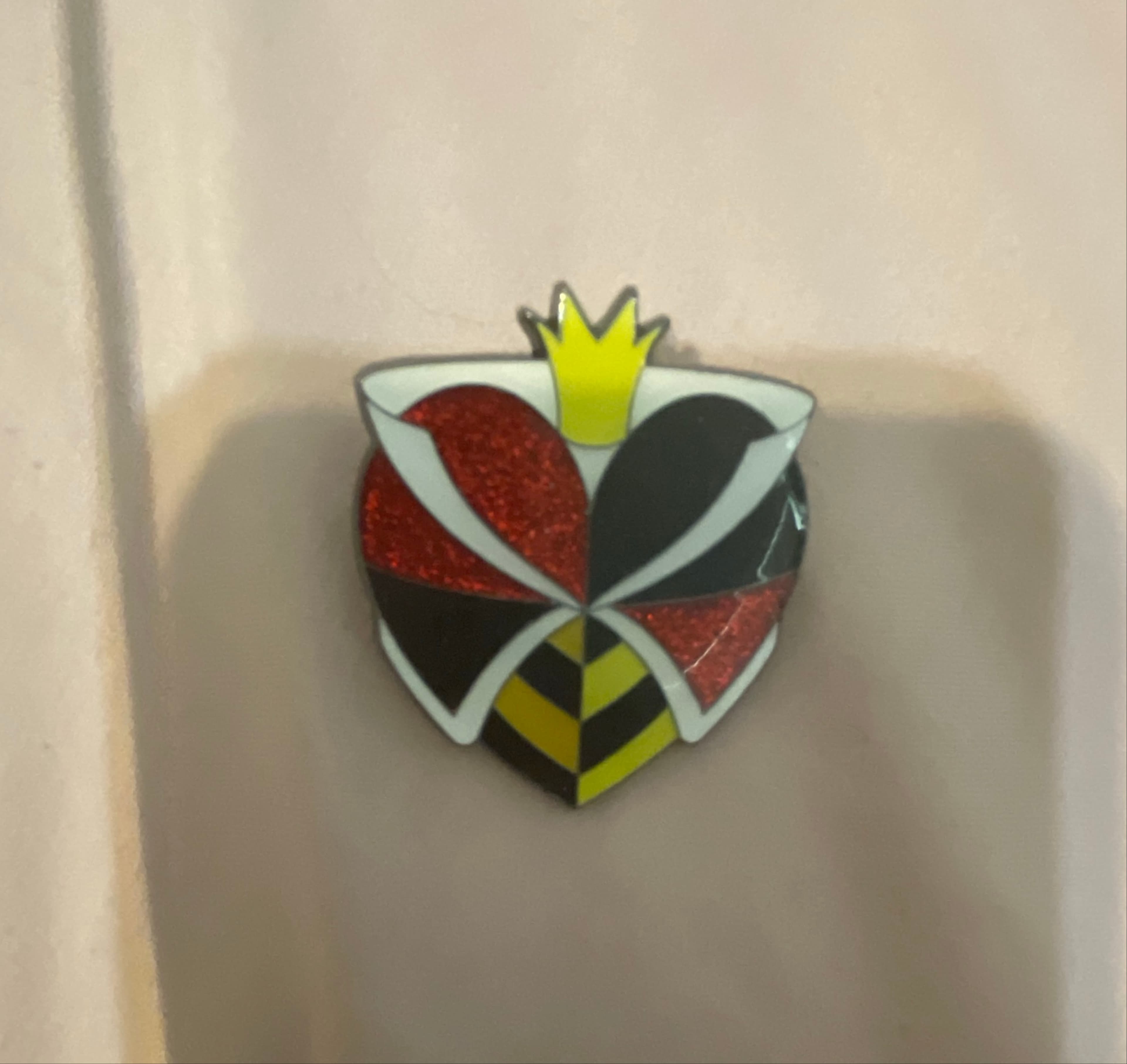 Heartslabyul Dormitory Crest Pin - Twisted Wonderland front