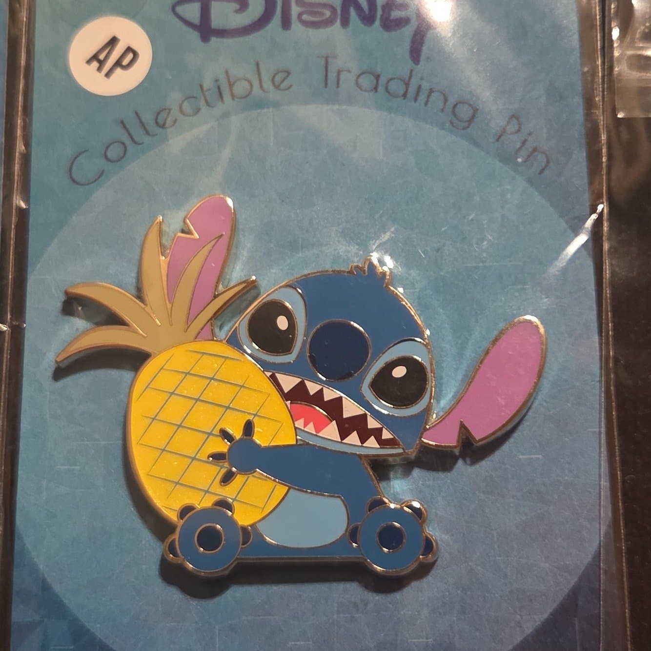 Stitch Holding Pineapple - Artland