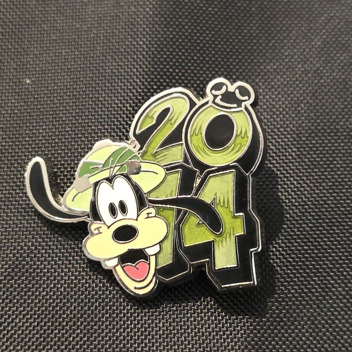 Disney Parks 2014 Mystery Pin Set - Safari Goofy