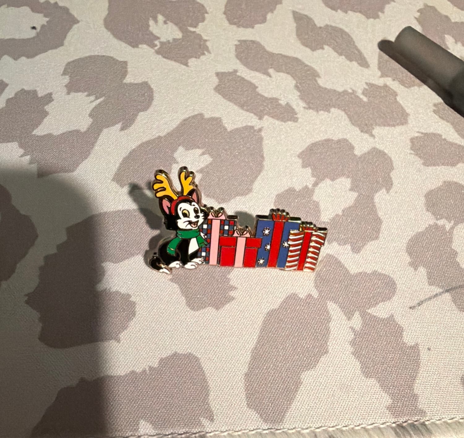 DSSH Figaro Holidays/Christmas Pin