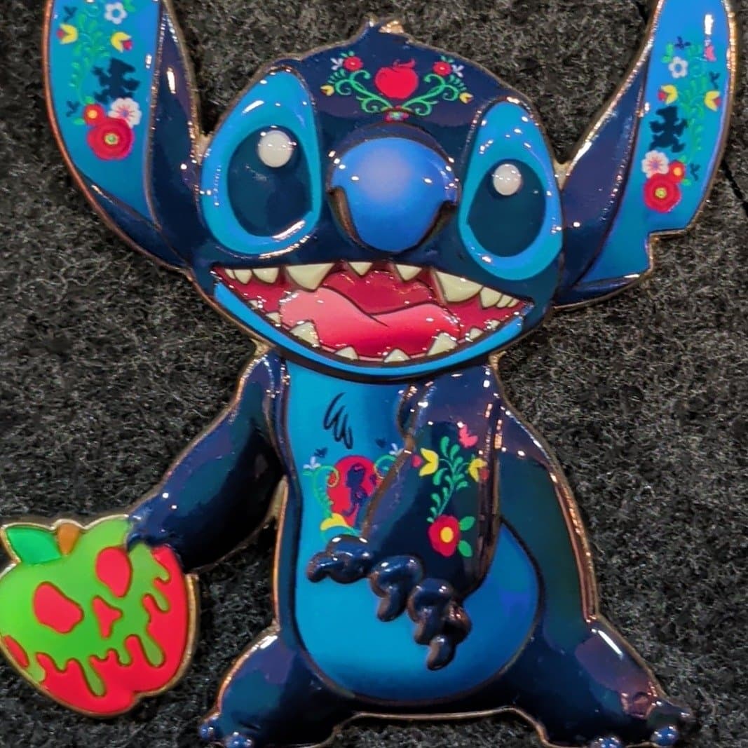 Stitch Crashes Disney - Snow White and the Seven Dwarfs Jumbo Pin front