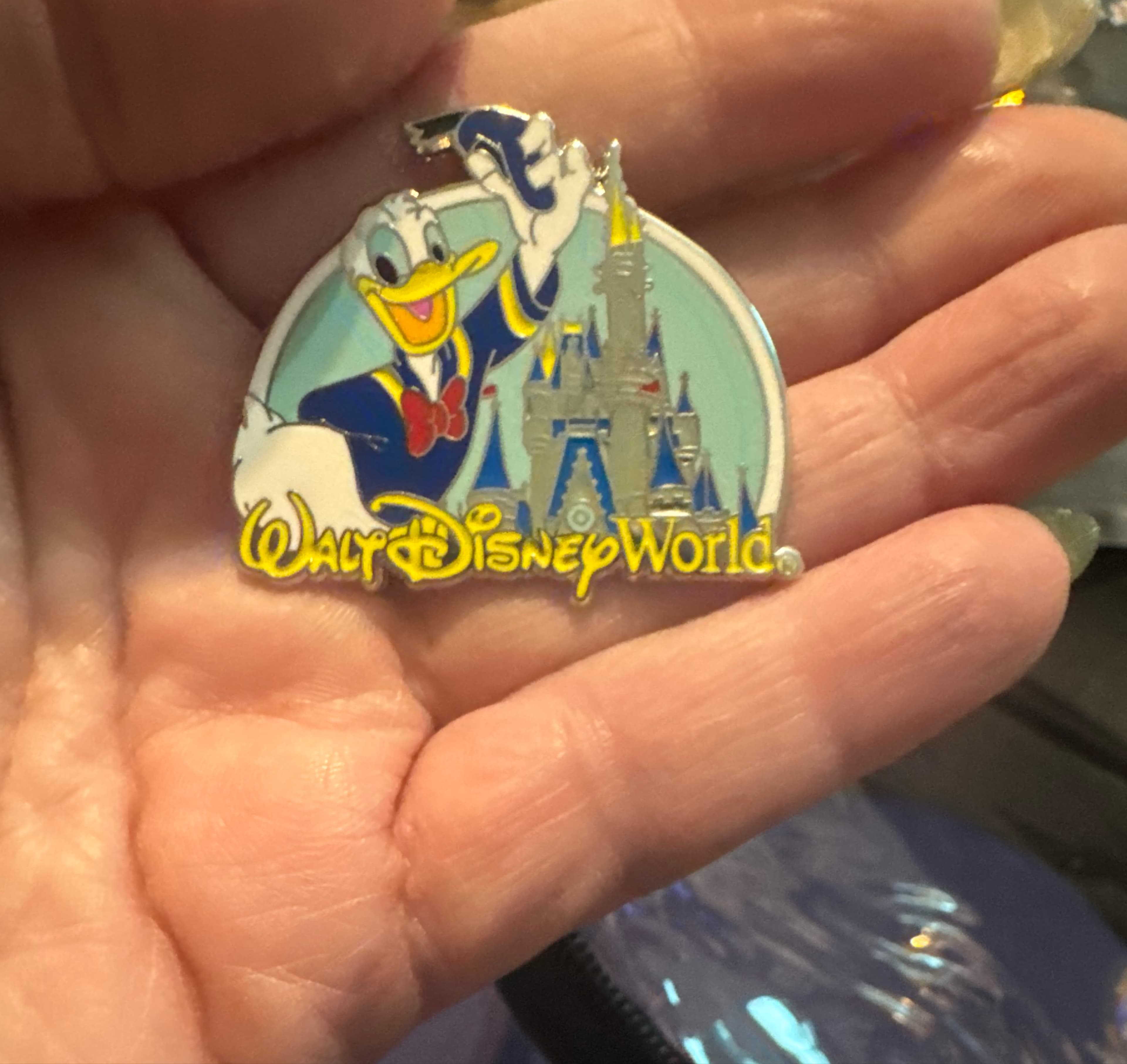 Donald Duck Waving Cinderella Castle Walt Disney World Pin