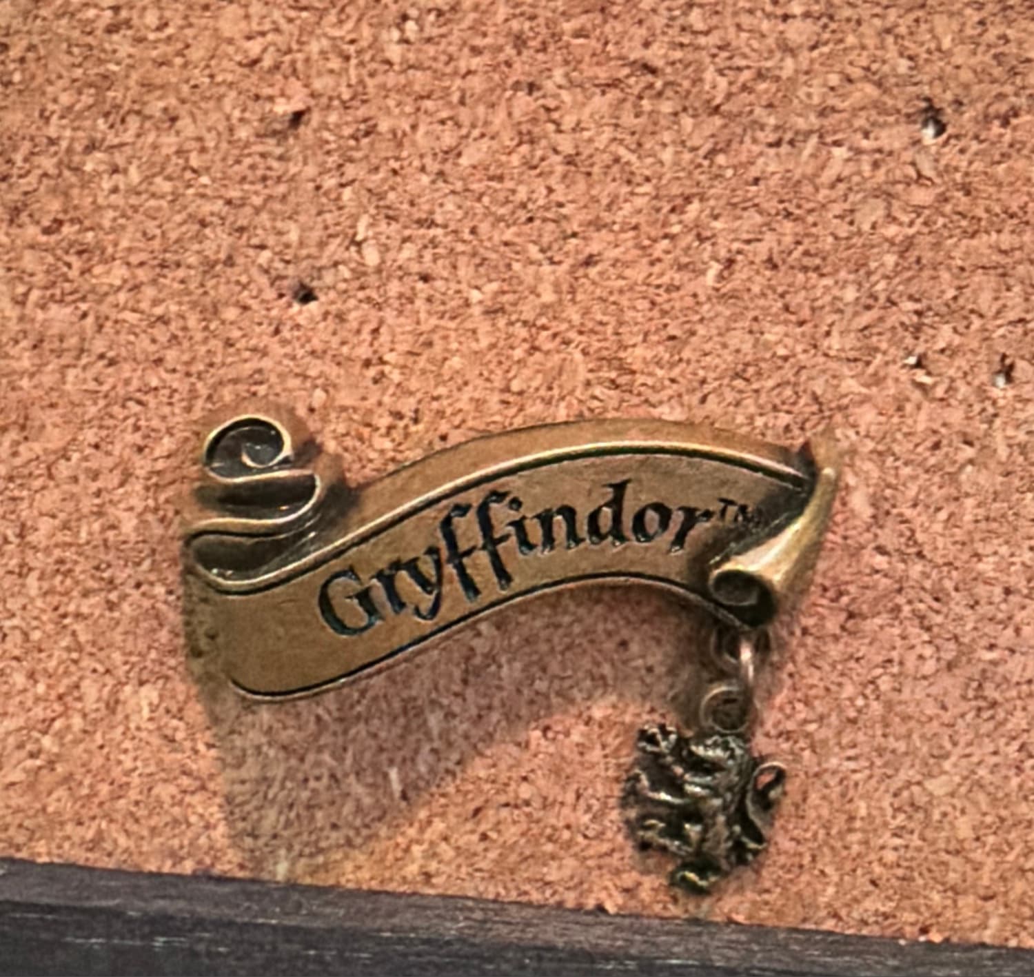 Universal Pin - Harry Potter Gryffindor Banner front