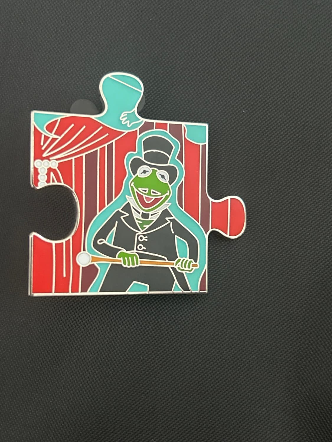 Kermit as The Mansion Show Host Chaser Pin - The Muppets Haunted Mansion Character Connection Mystery Pin Set