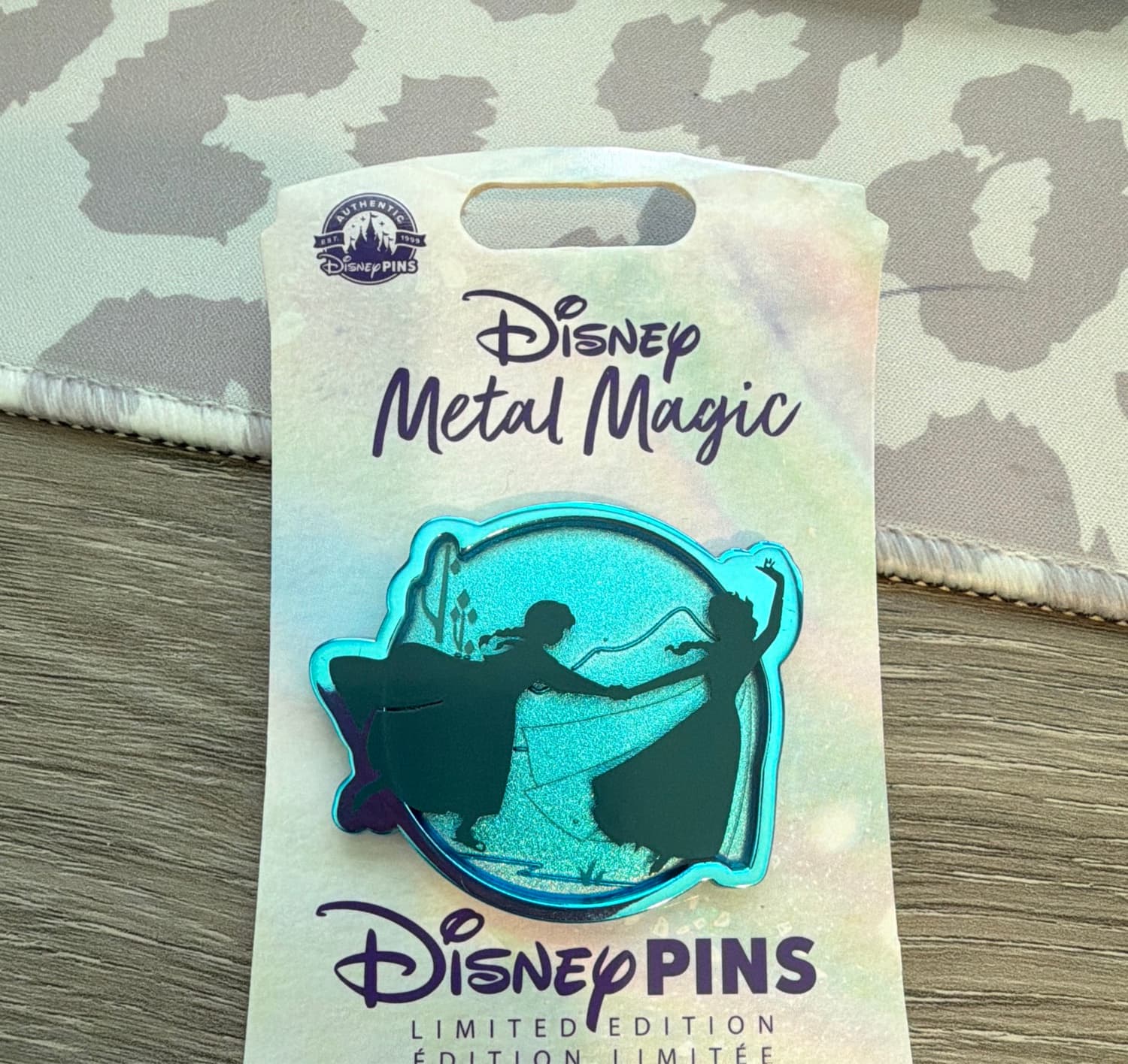 Disney Frozen Elsa & Anna Metal Magic Pin