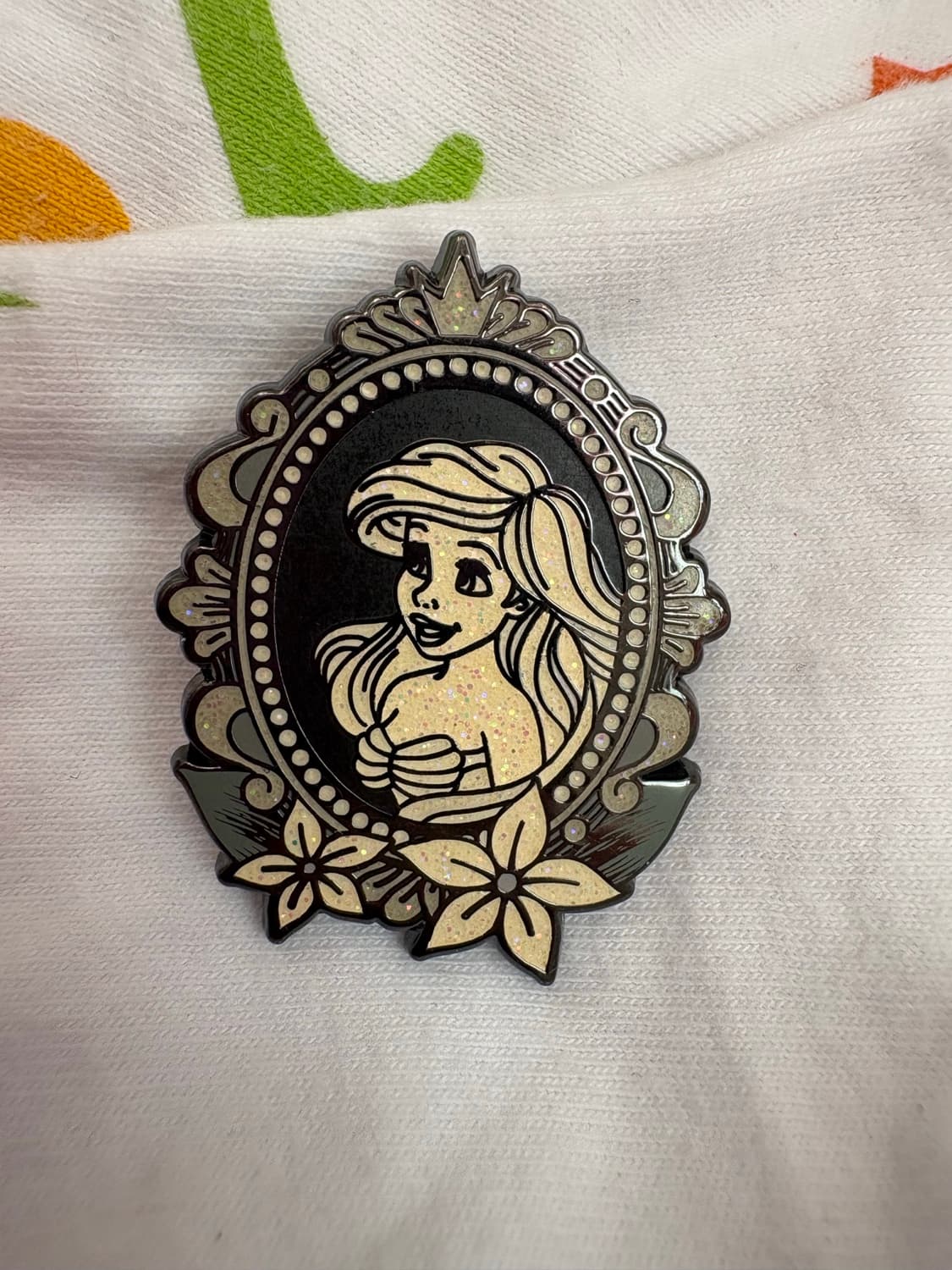 Ariel Glitter Chase Pin - Disney Princess Cameo Porcelain Portraits Mystery Box Pin Set