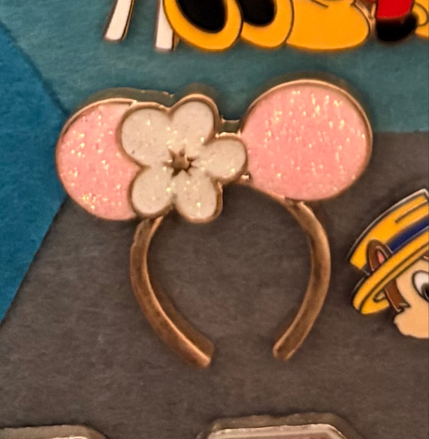 Minnie Mouse Ear Headband Series 3 Blind Box Pin - Pink Glitter with White Flower front