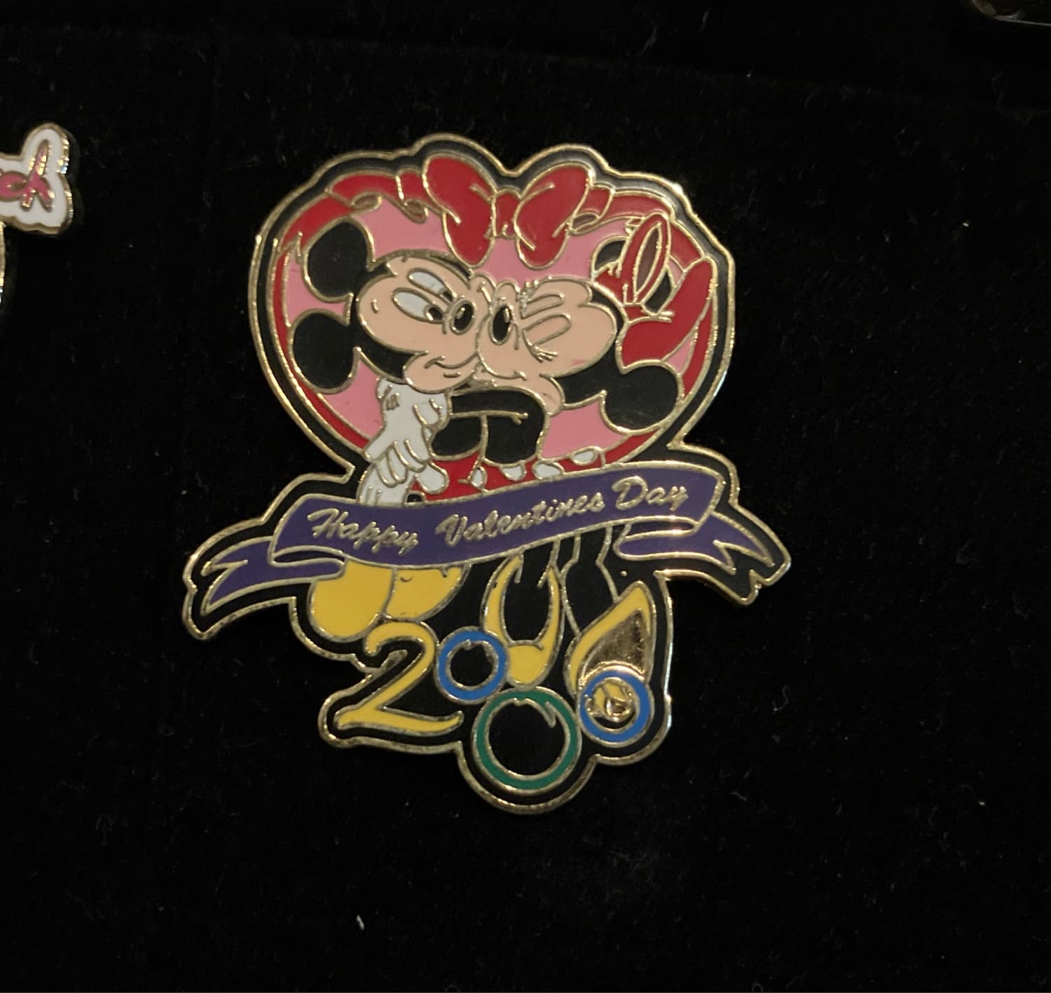 Happy Valentines Day 2000 Mickey & Minnie Mouse Kissing Heart Pin