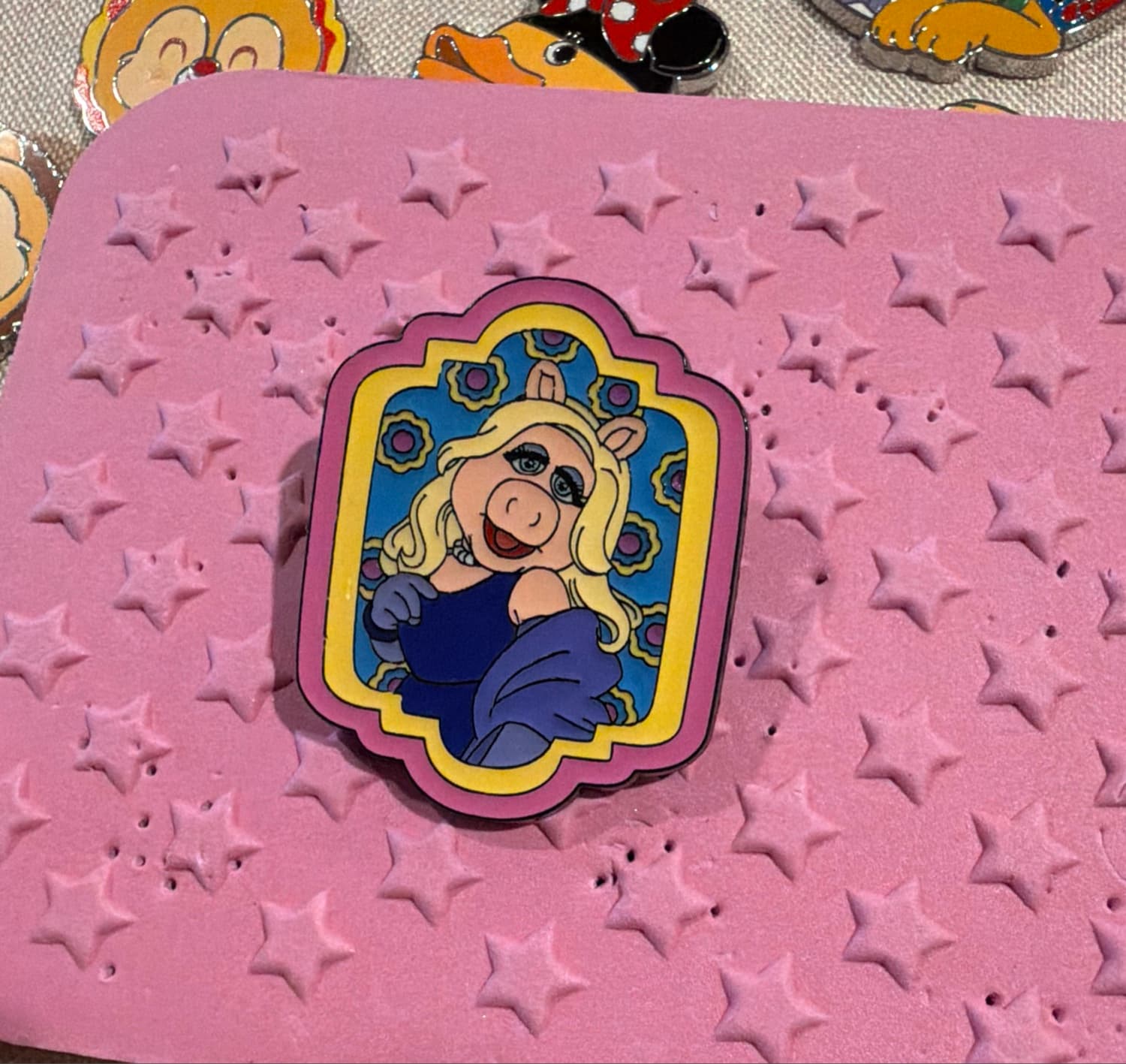Miss Piggy Framed Portraits Mystery Pin front