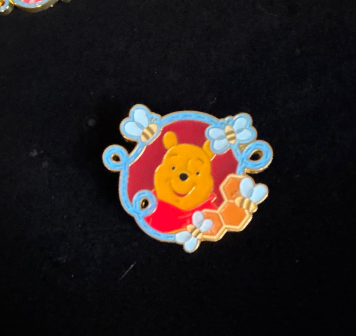 Loungefly - Winnie the Pooh Honeycomb Portrait blind box enamel pin - Pooh