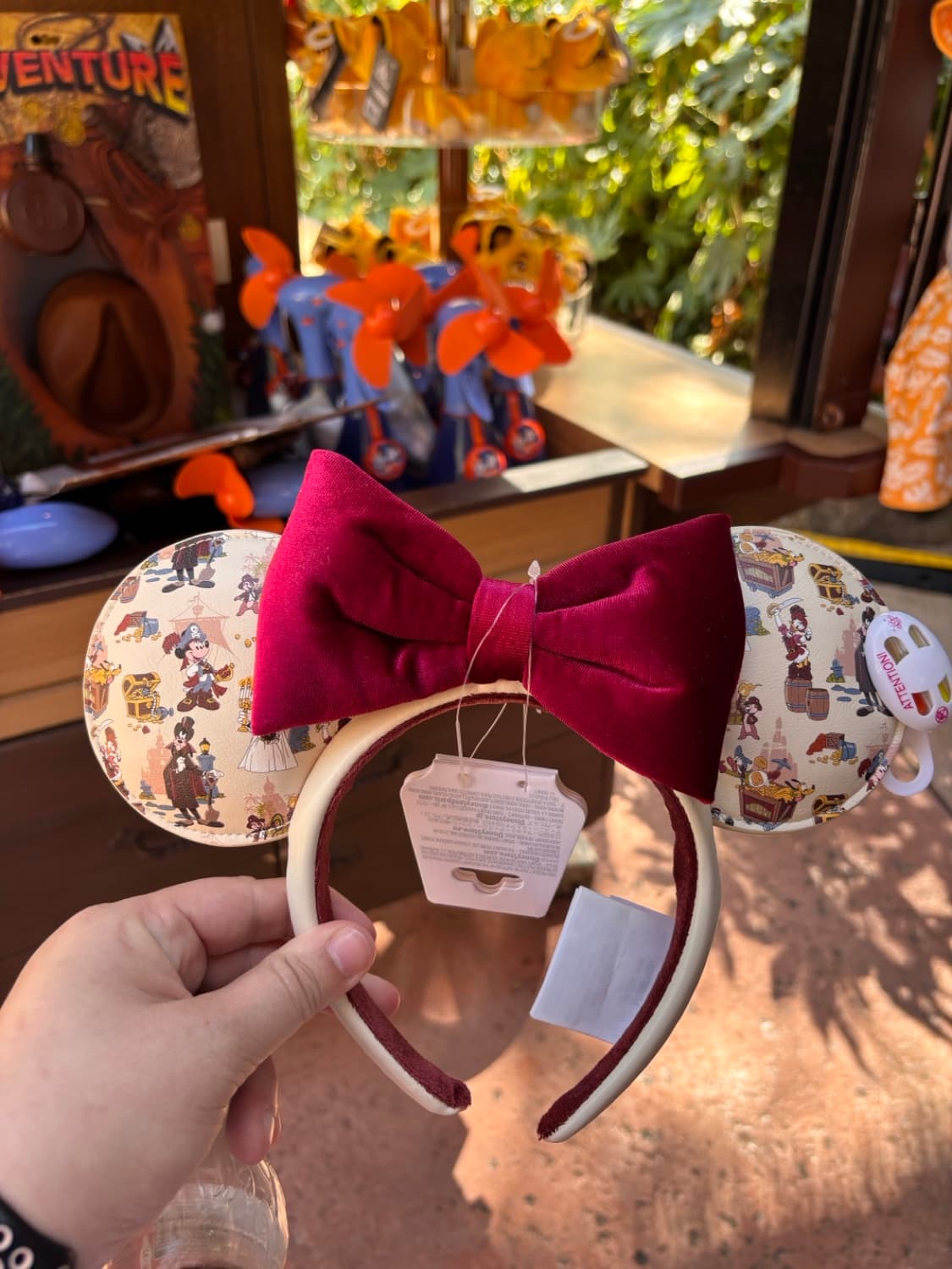 Pirates of the Caribbean "Attention!" Button Pin (Unconfirmed Official Disney Pin)Inès