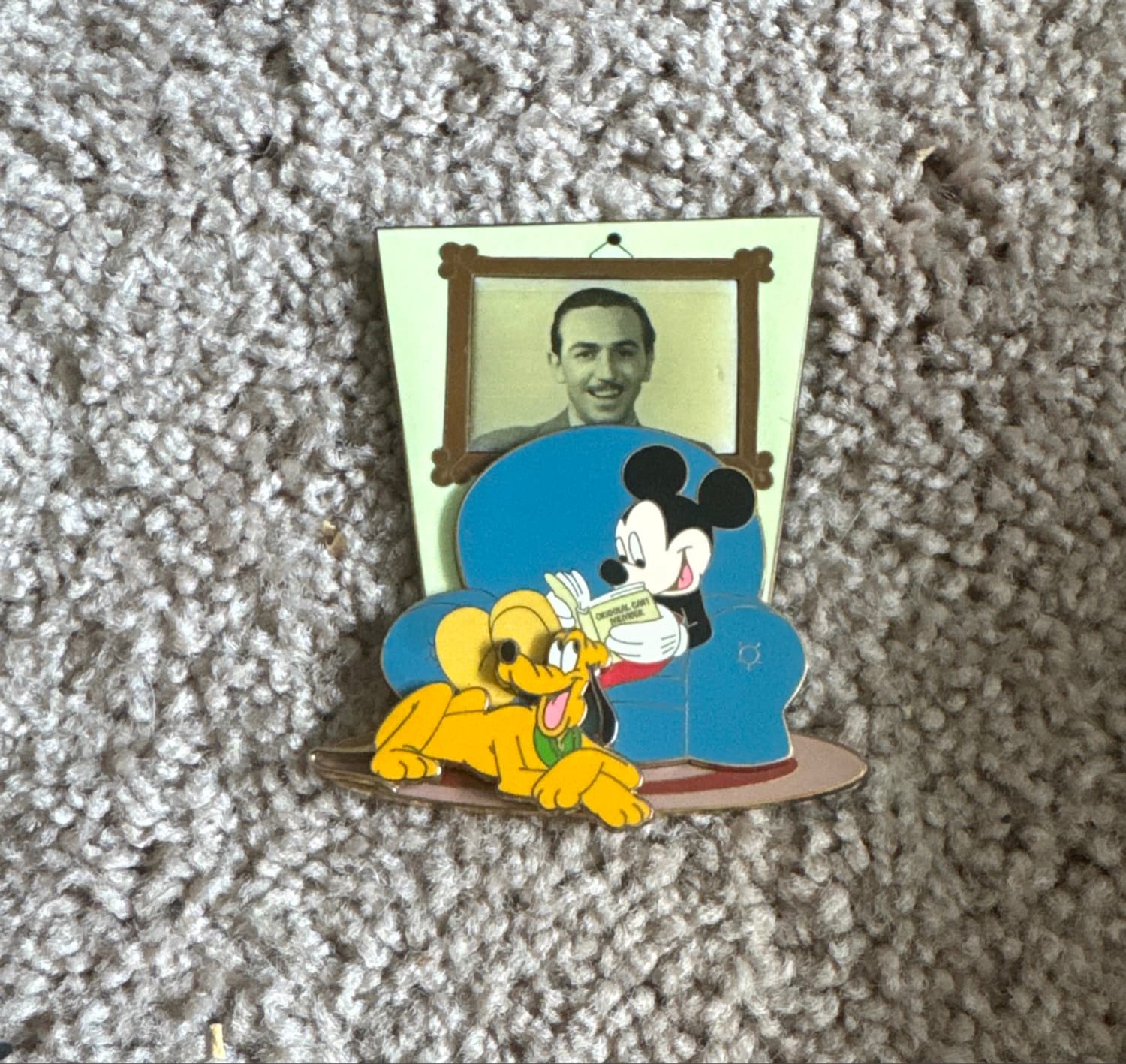 Walt Mickey Pluto Jumbo Cast Exclusive Reading Book Pin front