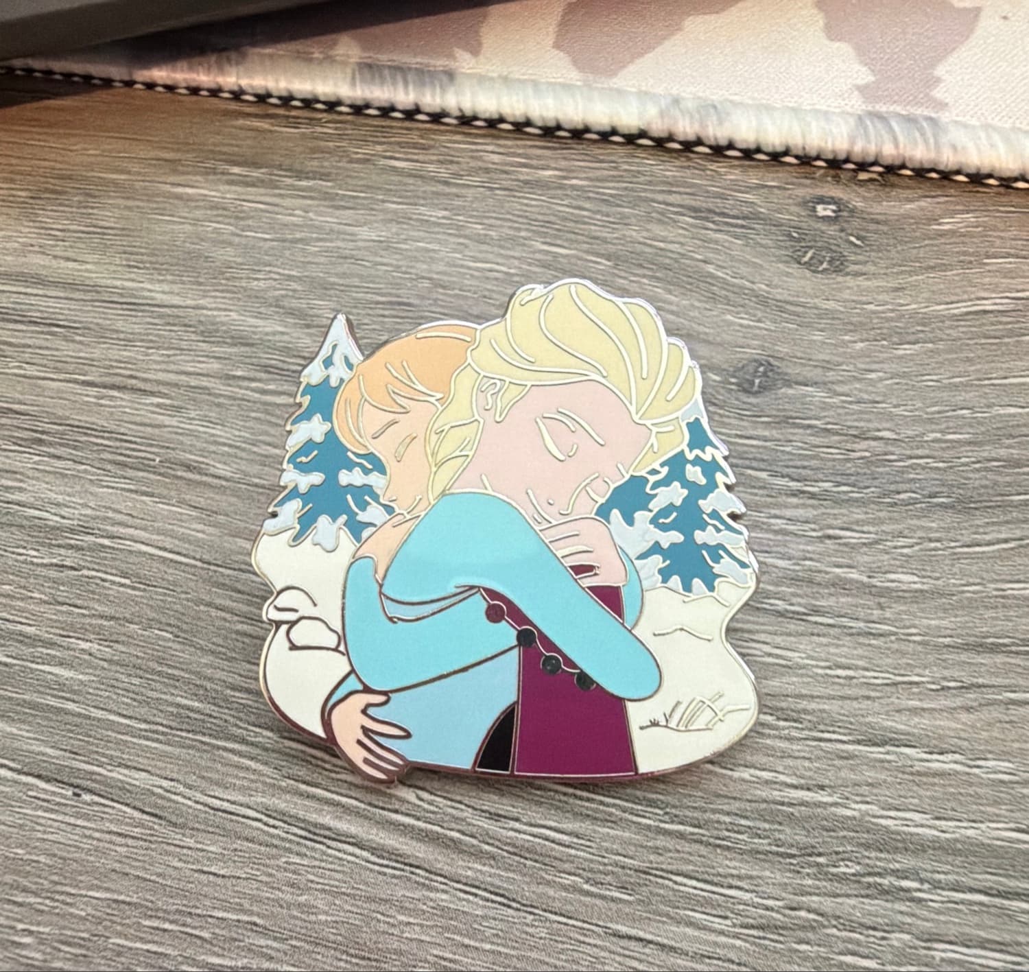 Frozen Anna & Elsa Disney Hugs Mystery Collection Pin front