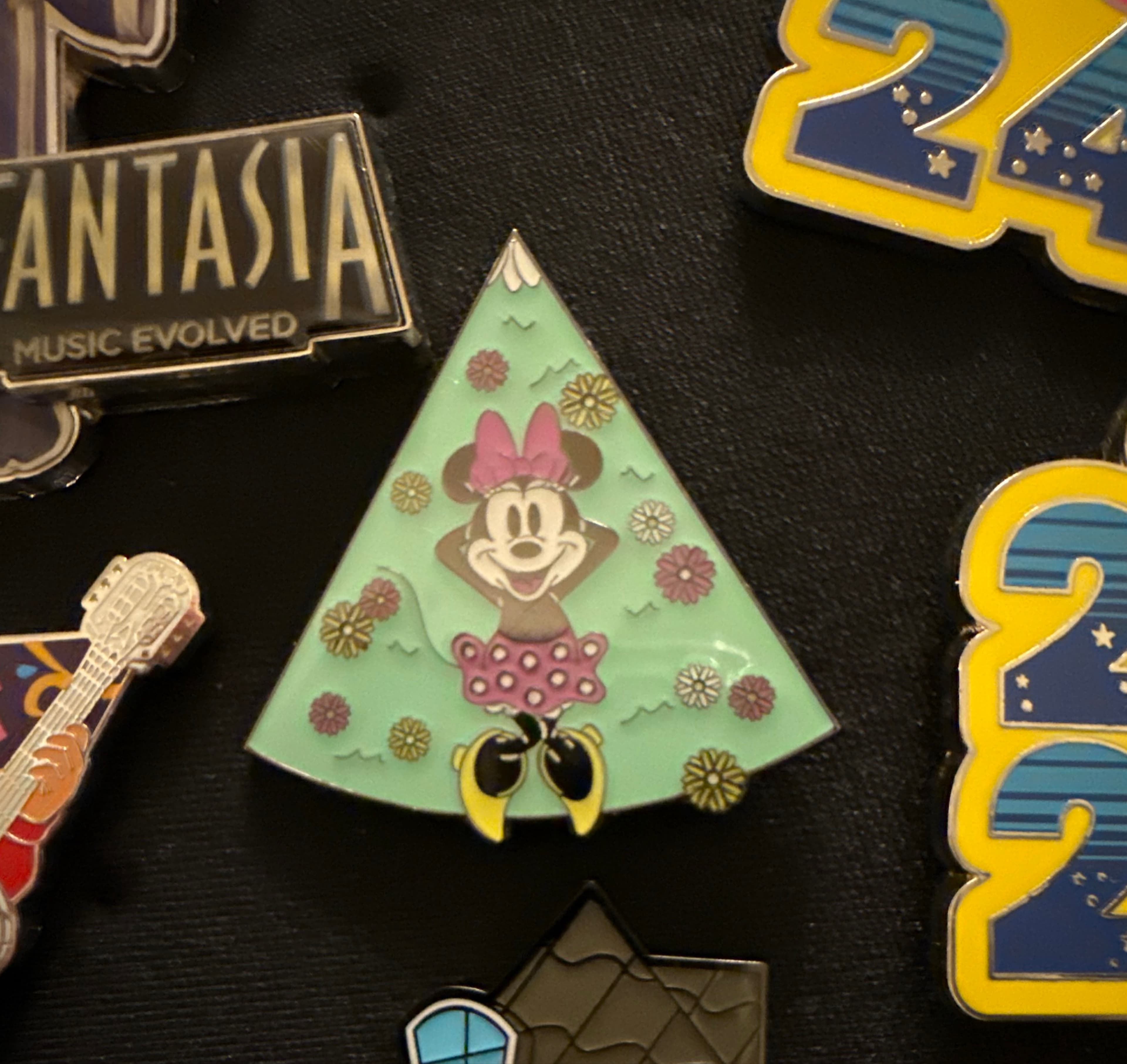 Minnie Mouse Relaxing on Green Mountain with Flowers Pin