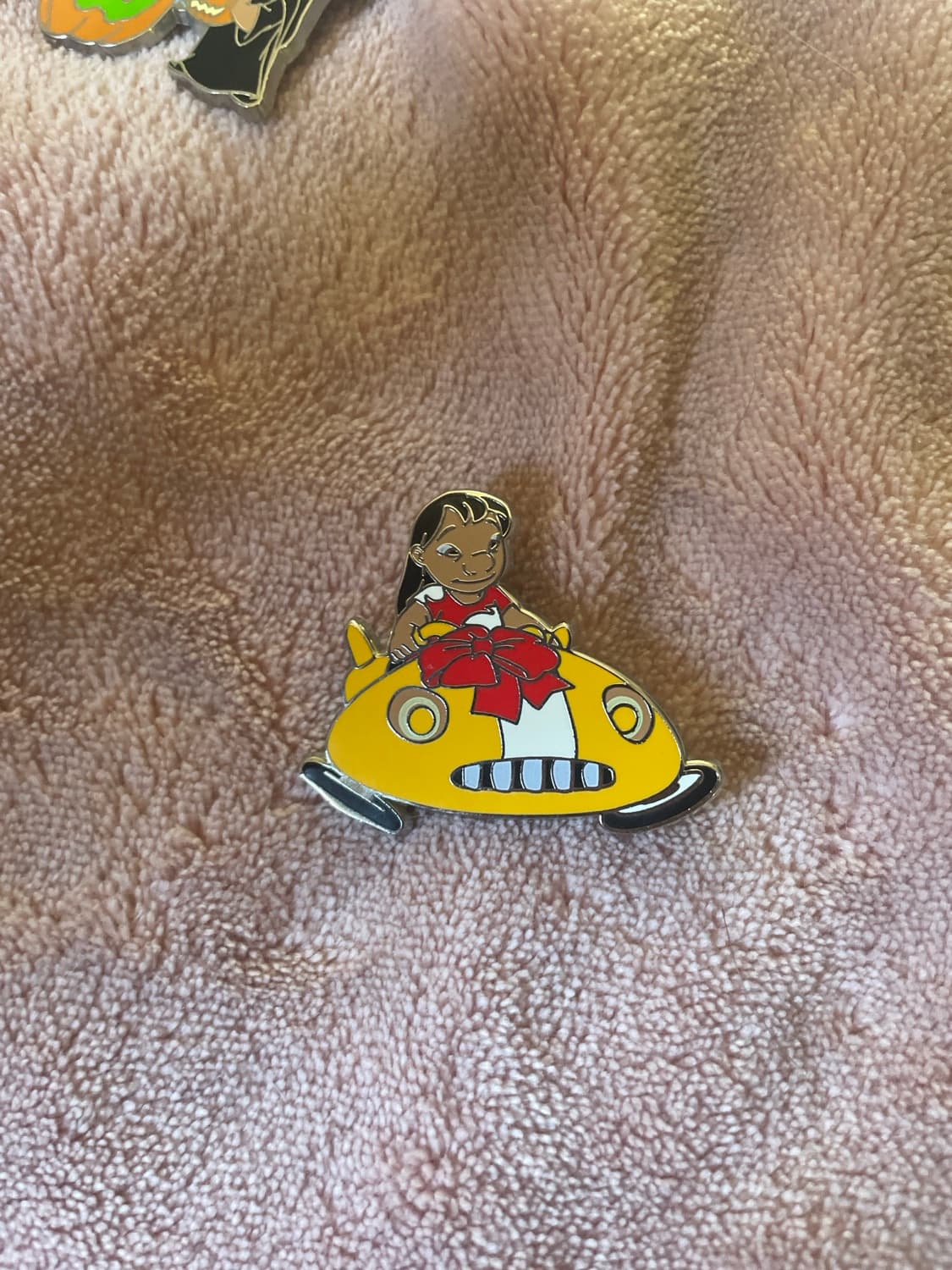 Lilo & Stitch: Lilo Driving Yellow Alien Ship with Red Bow Pin