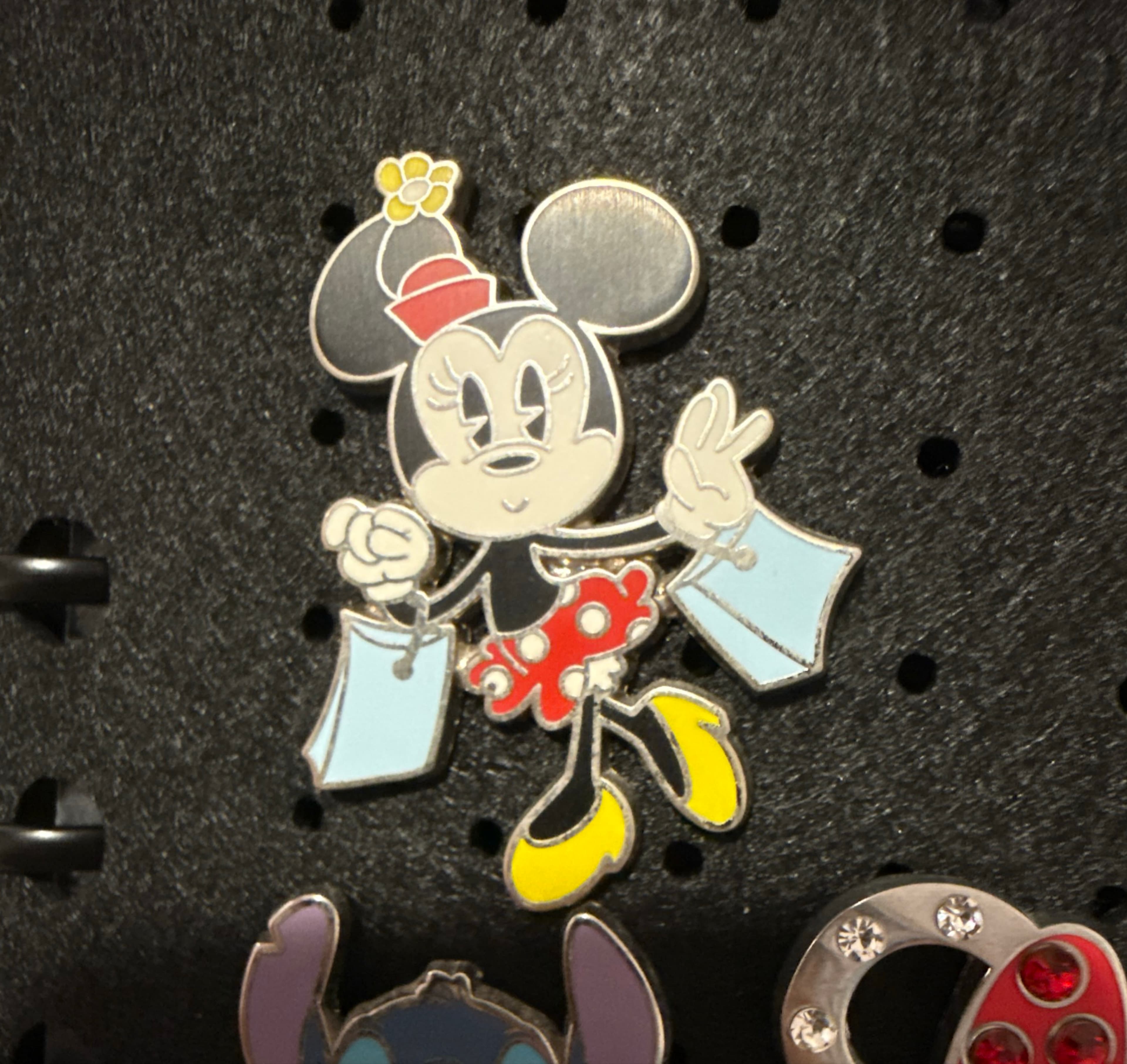 Minnie Mouse Shopping Pin