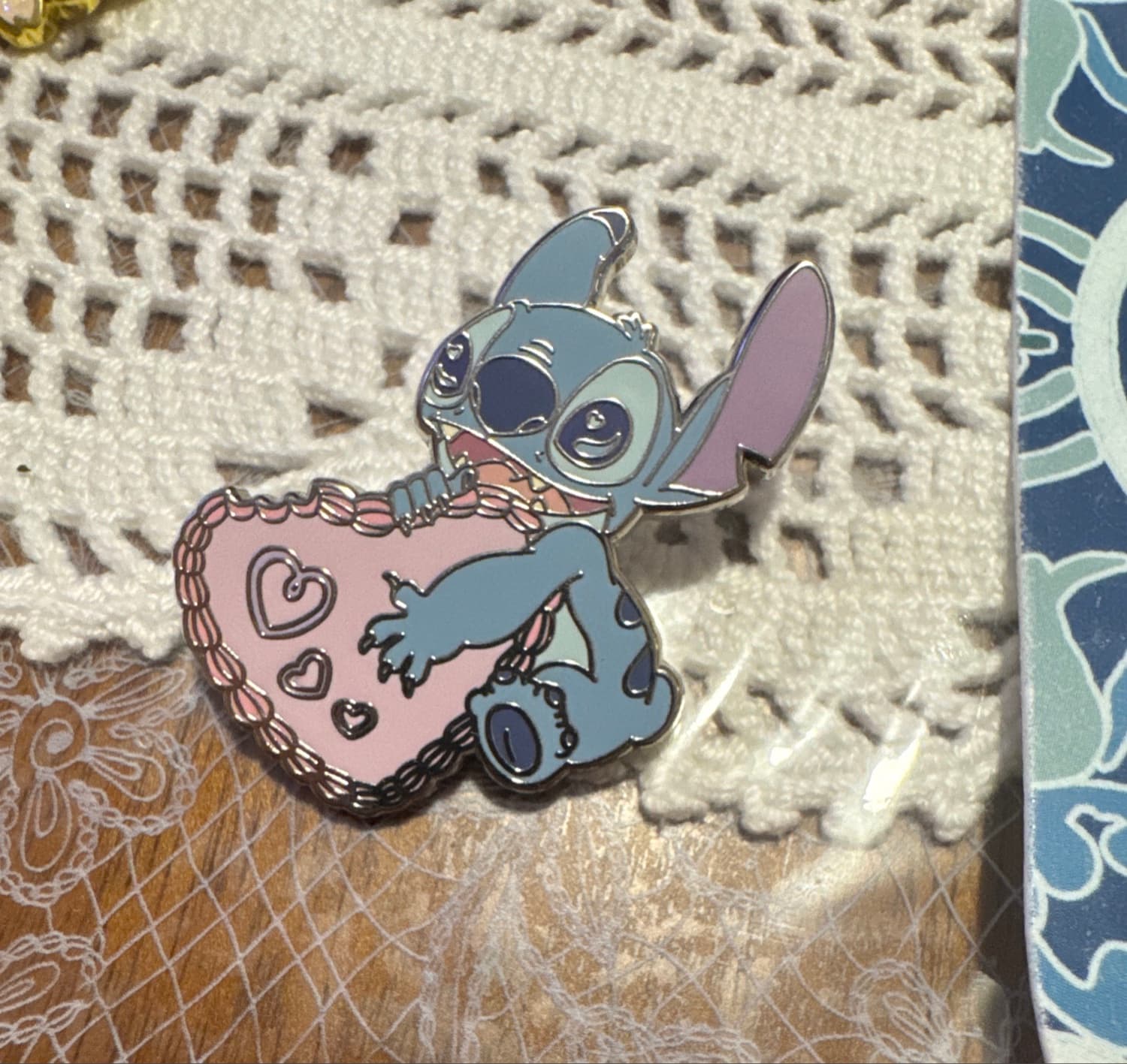 Loungefly - Stitch Eating a Heart-shaped Cake - Be Mine Mystery Set