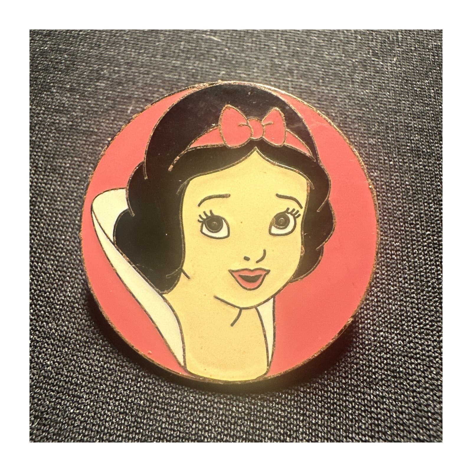 Snow White Portrait, a 2002 Walt Disney World Cast Lanyard pin