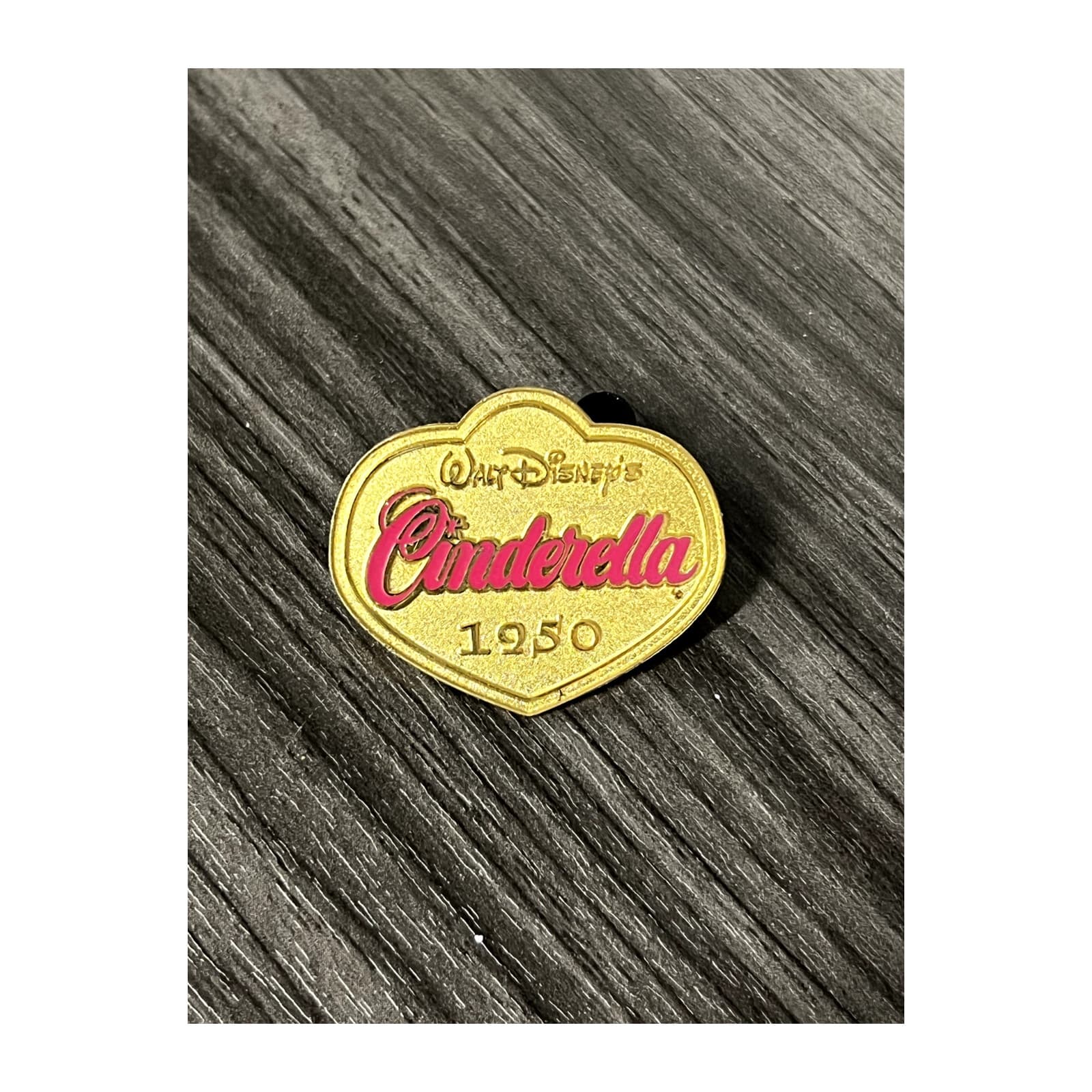 Cinderella 1950 Sign, a 2002 Walt Disney World Cast Lanyard pin